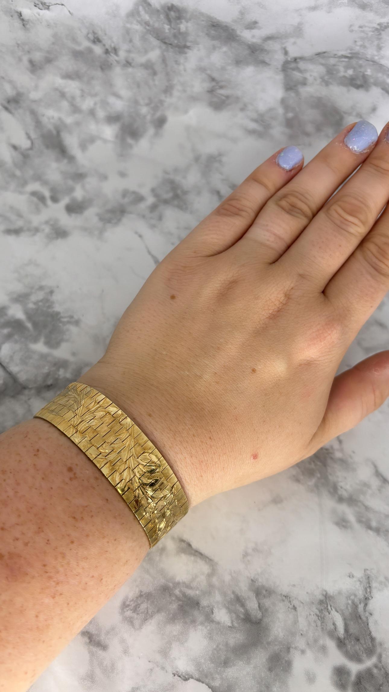 Bracelet large vintage des années 1960 en or jaune 14 carats avec motif de fleur gravé en vente 14
