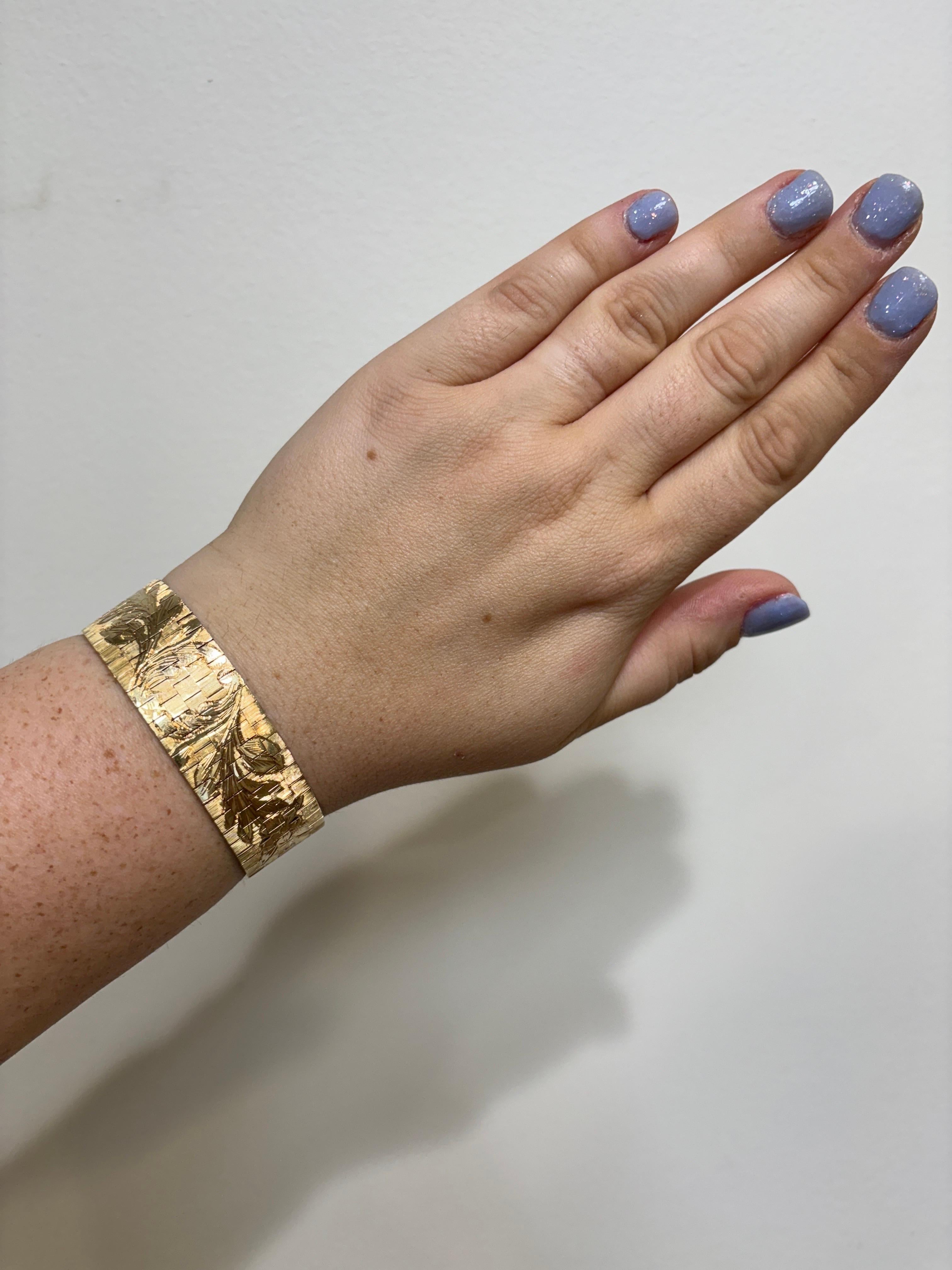 Bracelet large vintage des années 1960 en or jaune 14 carats avec motif de fleur gravé en vente 15