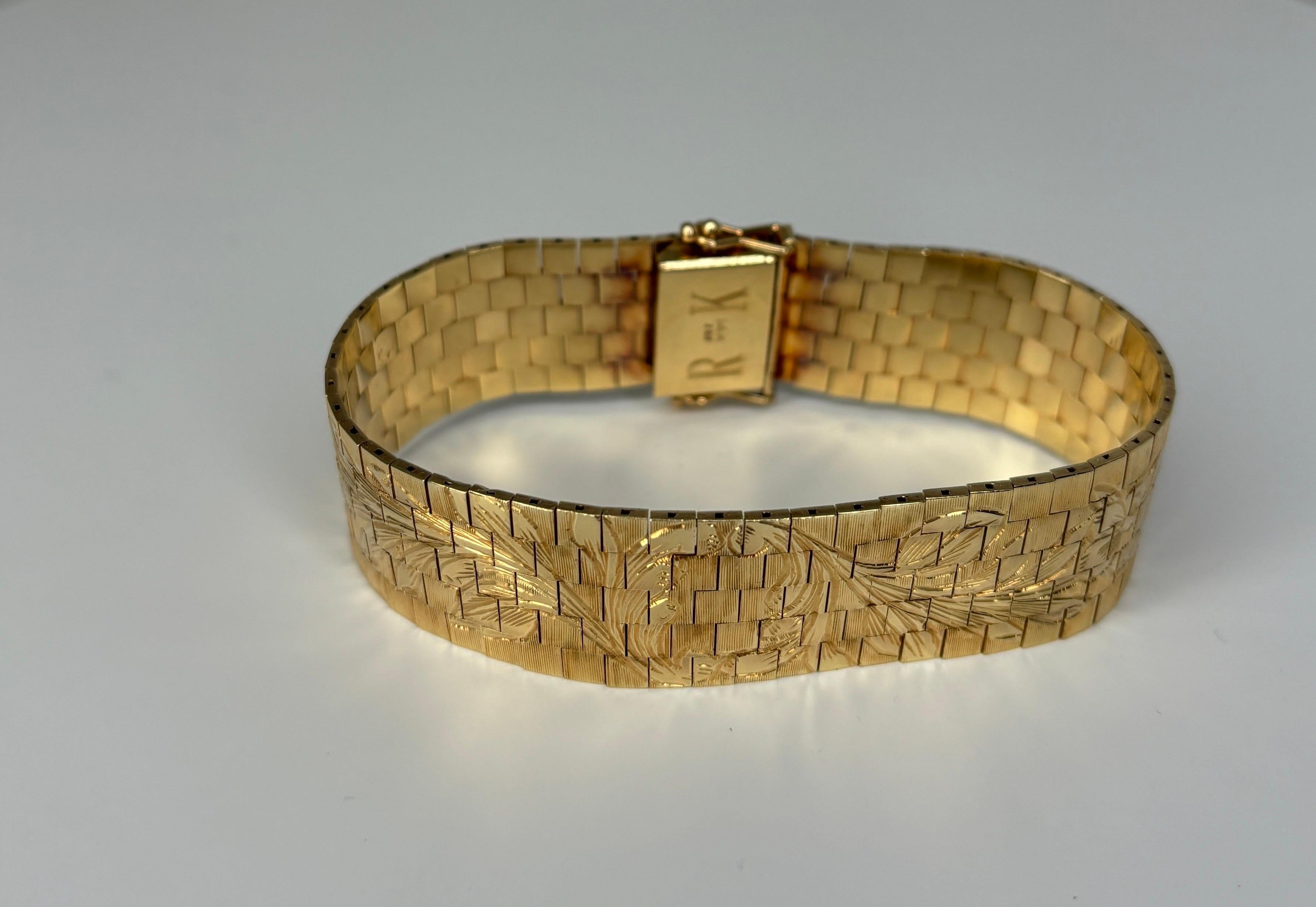 Ce magnifique bracelet gravé en or 14k est un bijou élégant et saisissant. Le poids du bracelet est important, ce qui lui confère à la fois une impression de luxe et de durabilité. La gravure florale ajoute un intérêt visuel, rendant le bracelet