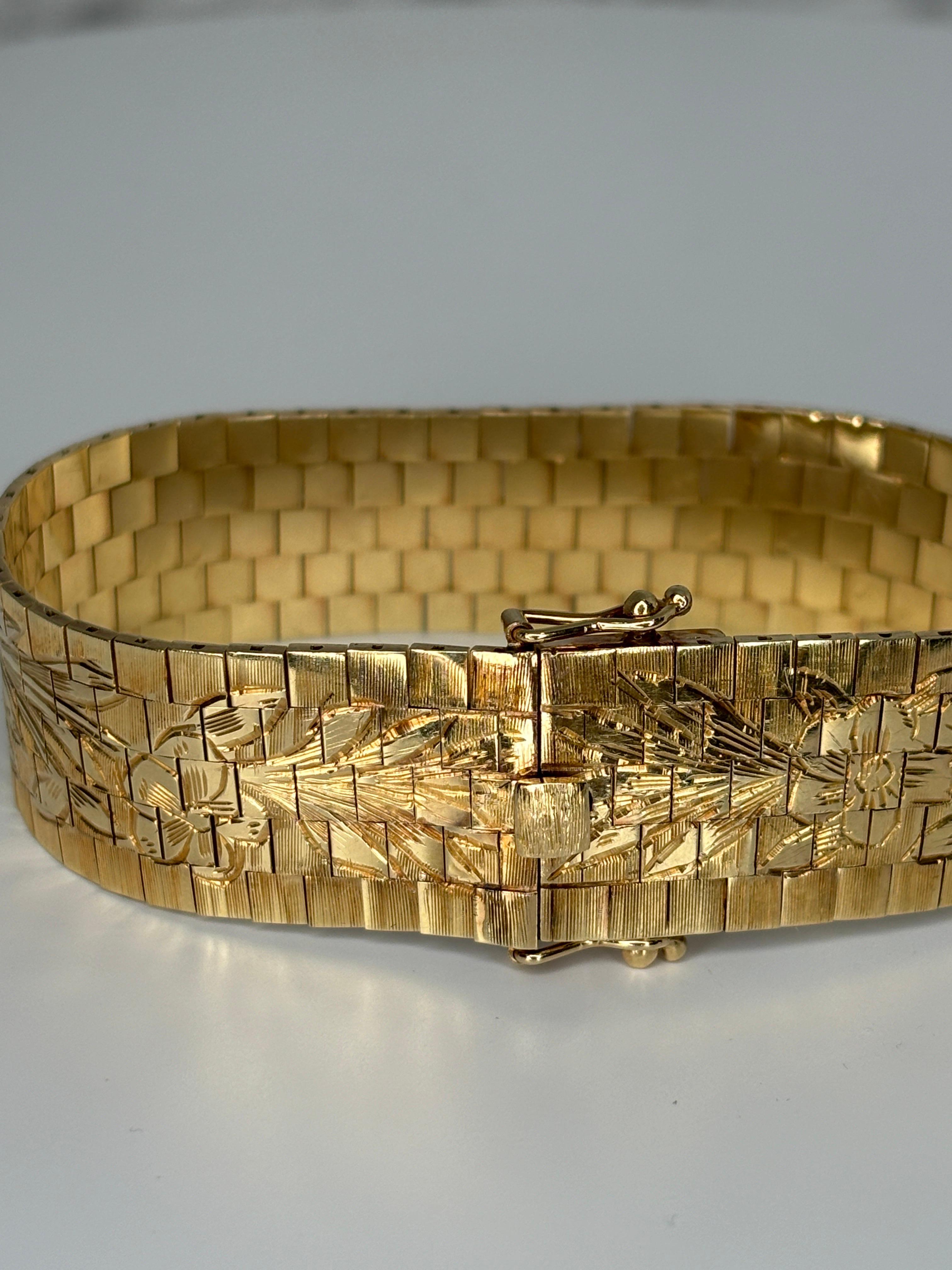 Bracelet large vintage des années 1960 en or jaune 14 carats avec motif de fleur gravé Unisexe en vente