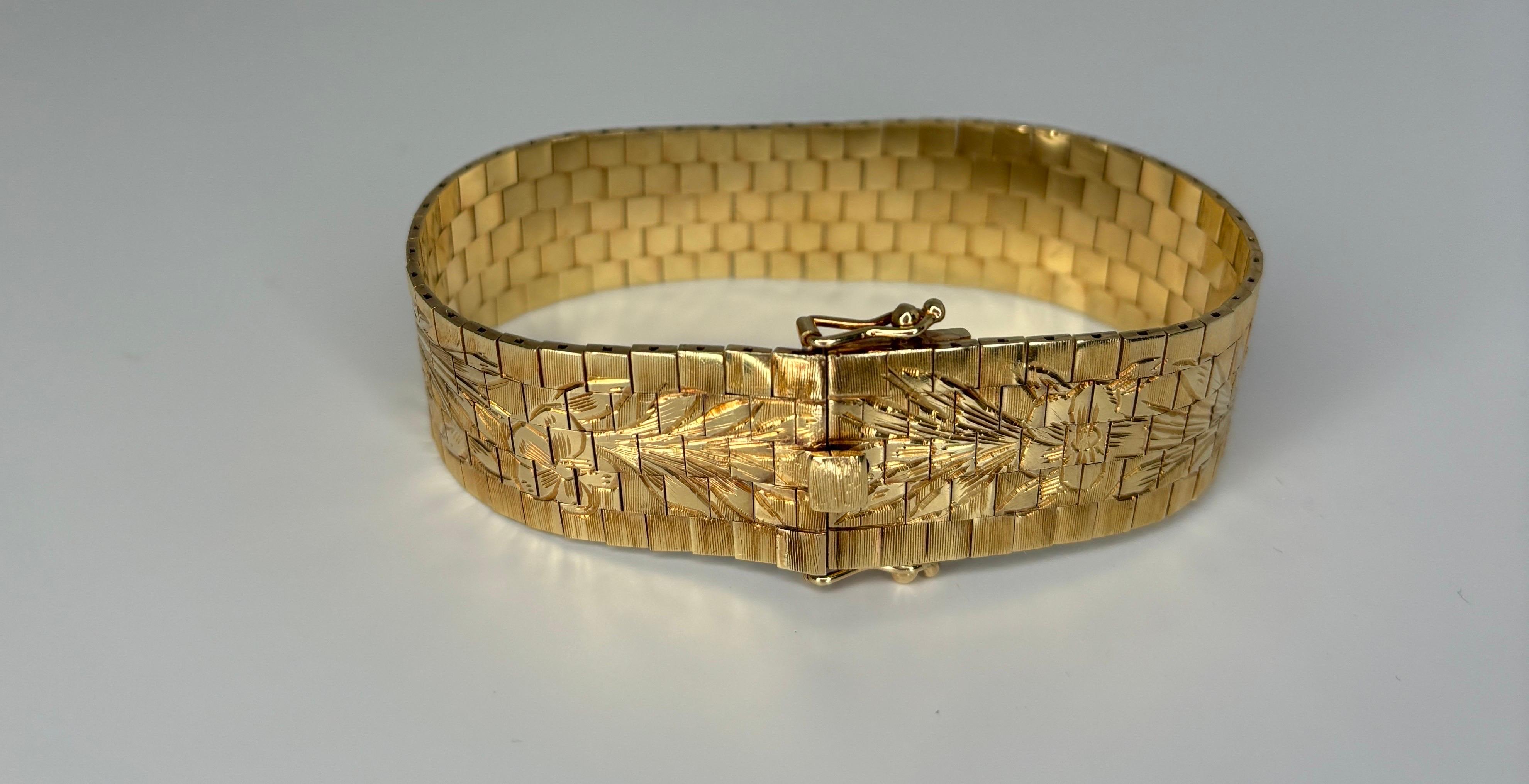 Bracelet large vintage des années 1960 en or jaune 14 carats avec motif de fleur gravé en vente 1