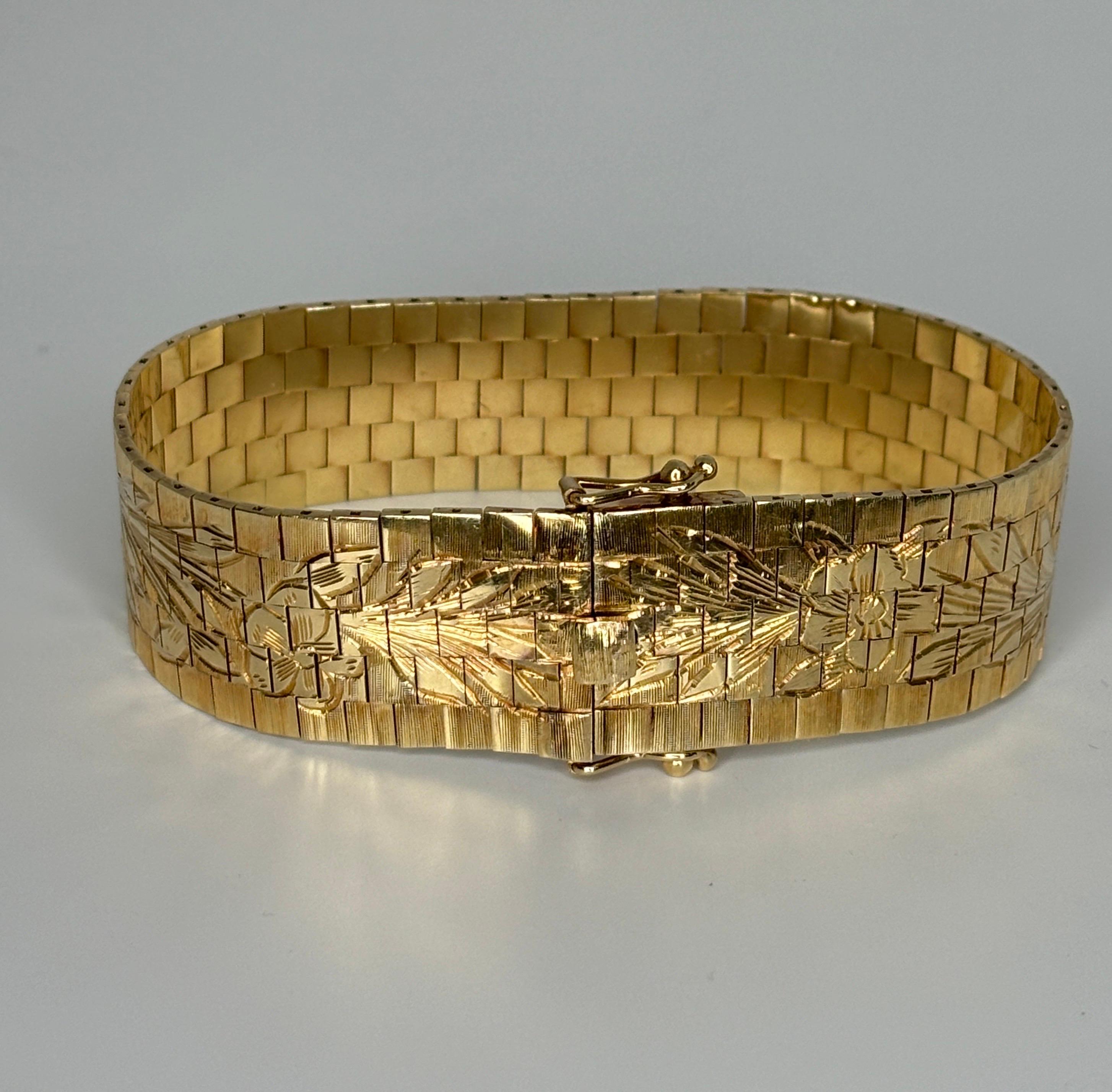 Bracelet large vintage des années 1960 en or jaune 14 carats avec motif de fleur gravé en vente 2