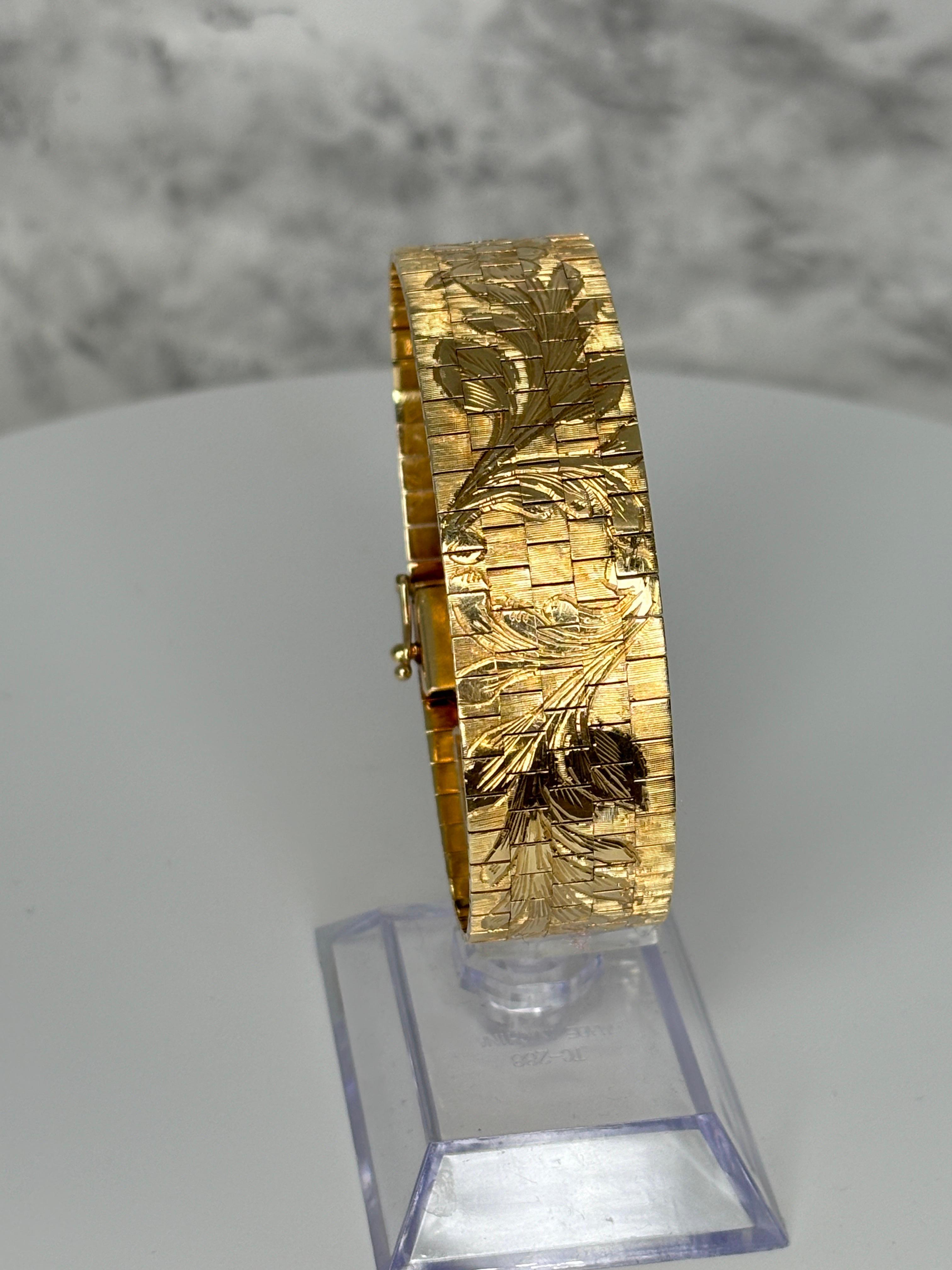 Bracelet large vintage des années 1960 en or jaune 14 carats avec motif de fleur gravé en vente 4