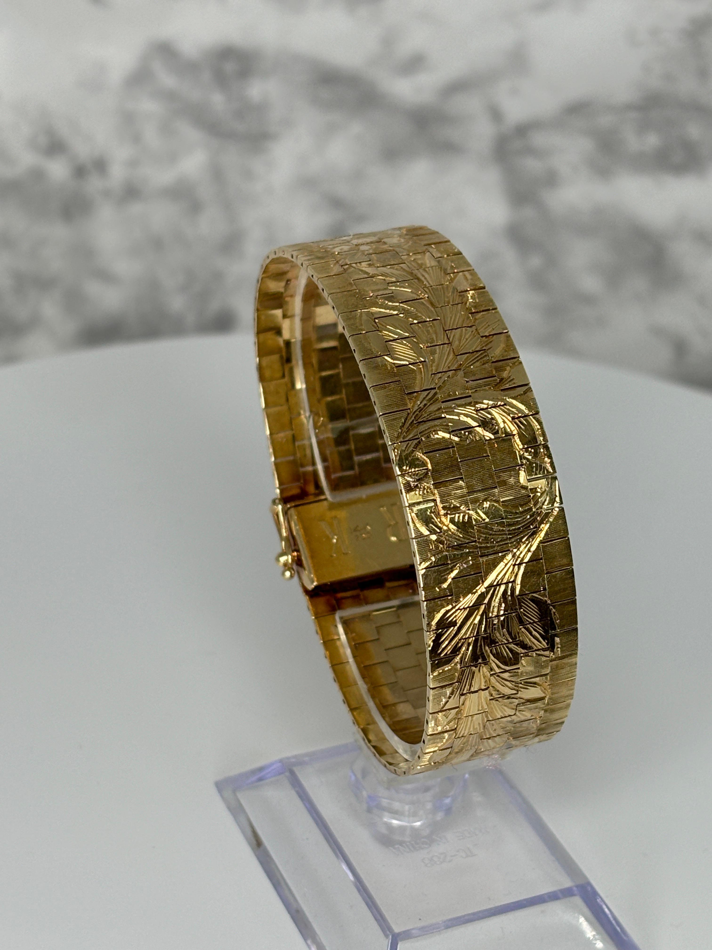 Bracelet large vintage des années 1960 en or jaune 14 carats avec motif de fleur gravé en vente 5