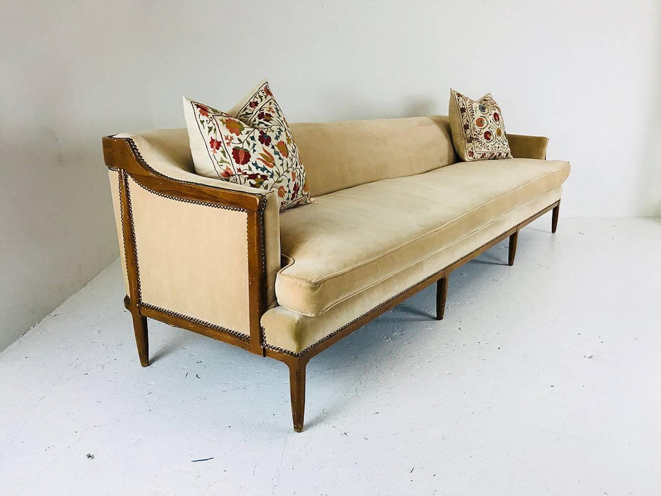 Vintage-Sofa mit Holzverkleidung aus den 1960er Jahren von Tomlinson. Das Sofa ist in einem wunderbaren Vintage-Zustand und muss neu gepolstert und aufgearbeitet werden. 

Abmessungen: 
107