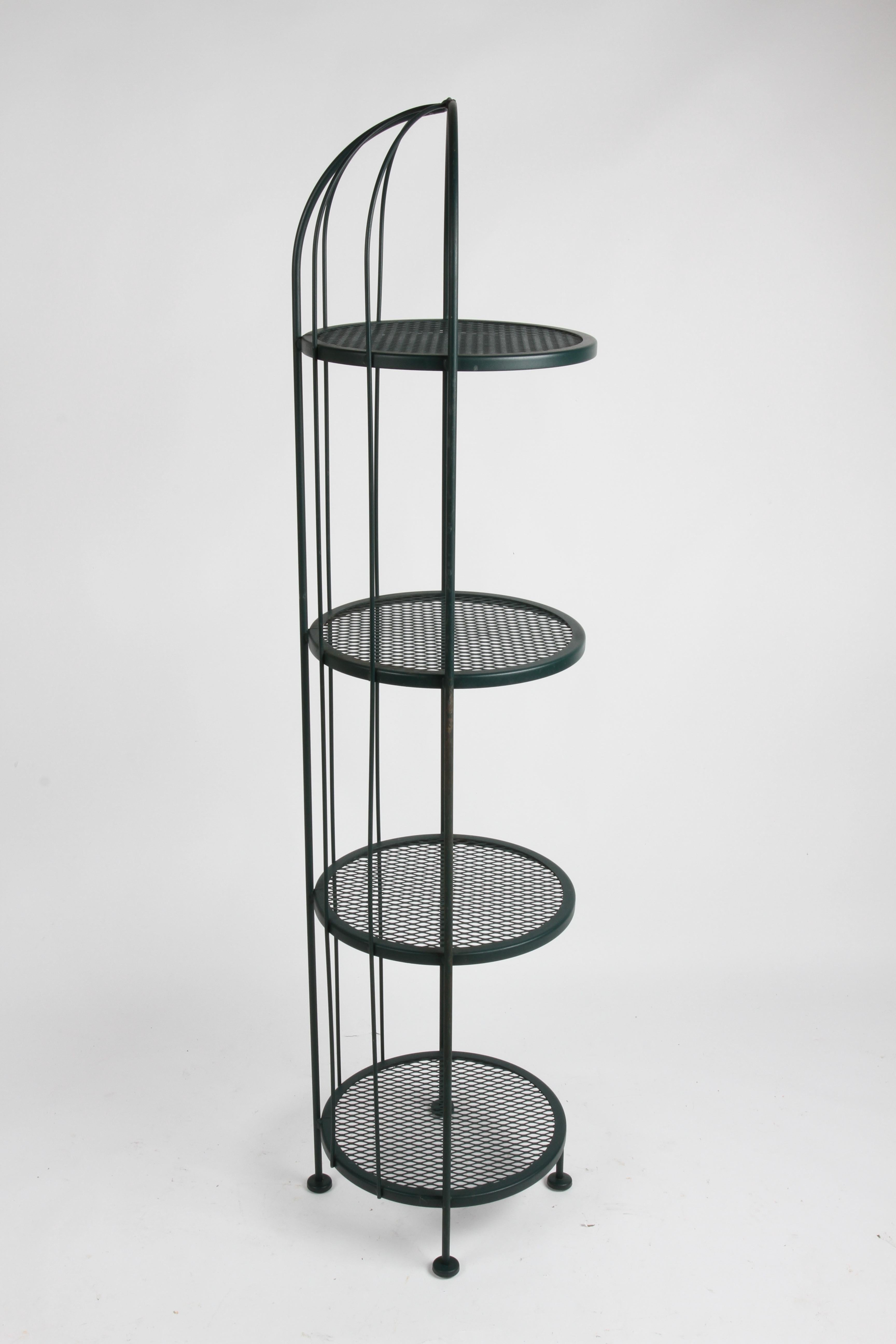 Vintage 1960s Woodard Tall Plant Stand with Four Circular Shelves & Green Paint  en vente 1