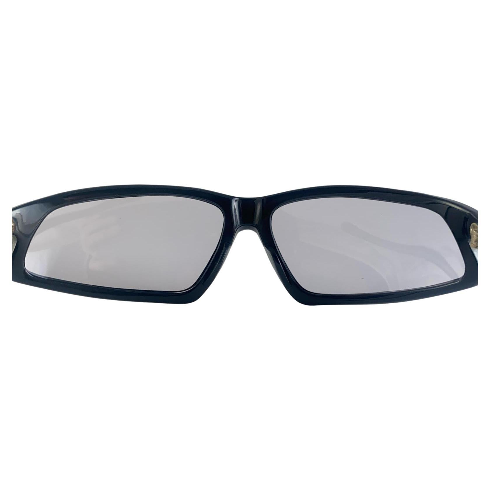 Vintage 1960's Wrap Around Sleek Black Sunglasses Made In Italy In Excellent Condition For Sale In Baleares, Baleares