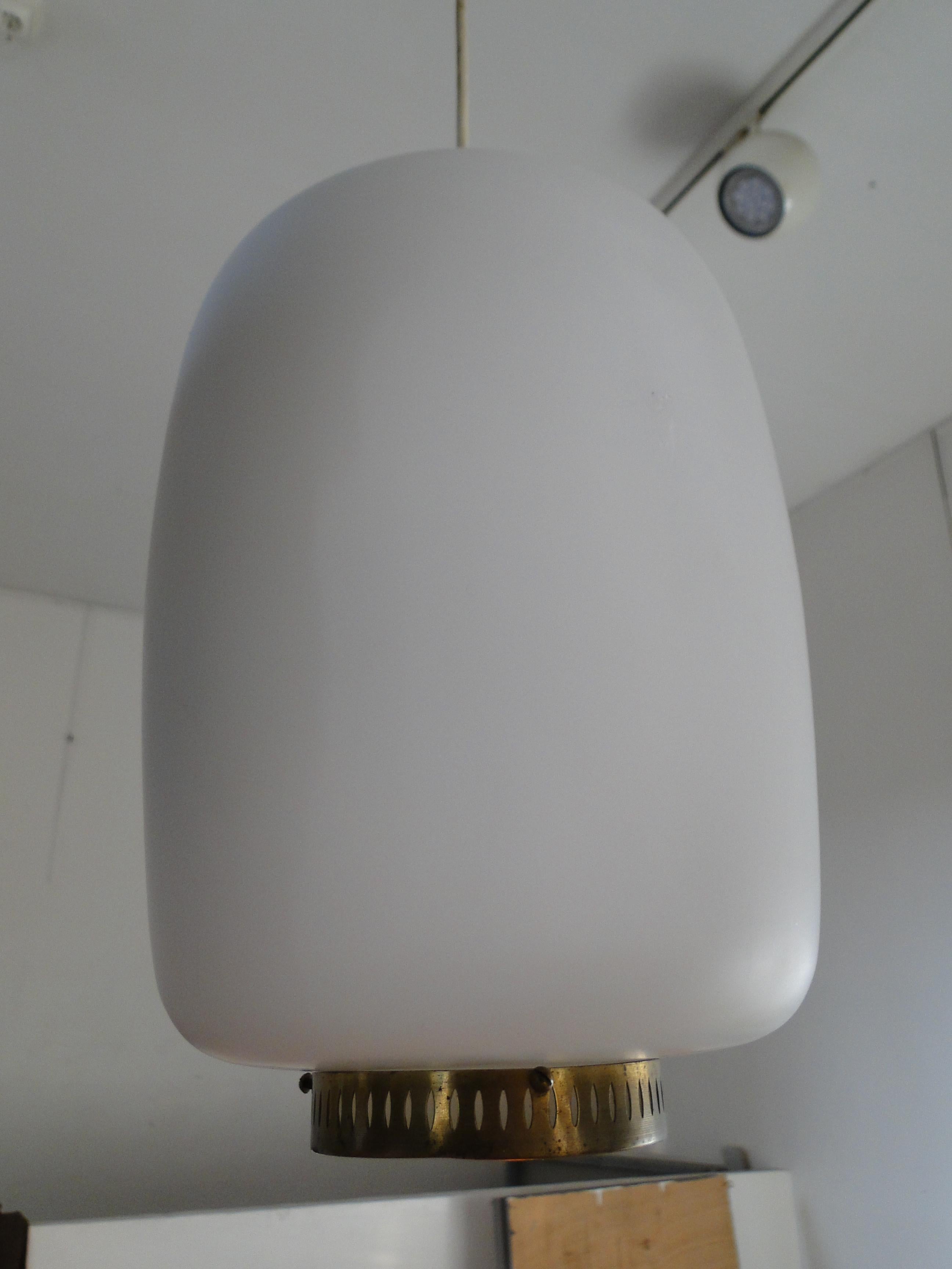 XX secolo Bent Karlby per Lyfa Lampada a sospensione Bernadette in ottone e vetro vintage Xl in vendita