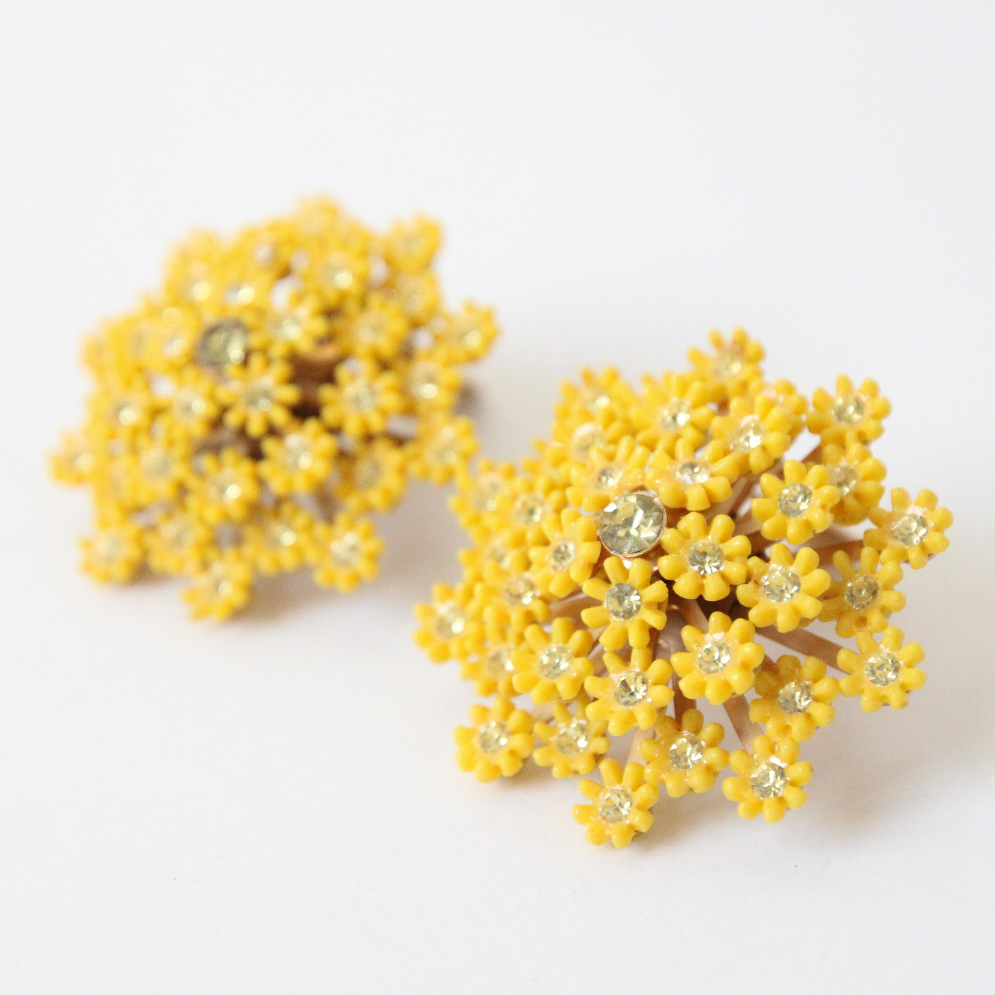 Vintage 1960's Gelbe Gänseblümchen und Strass Clip auf Ohrringe 1960er Schmuck (Retro) im Angebot