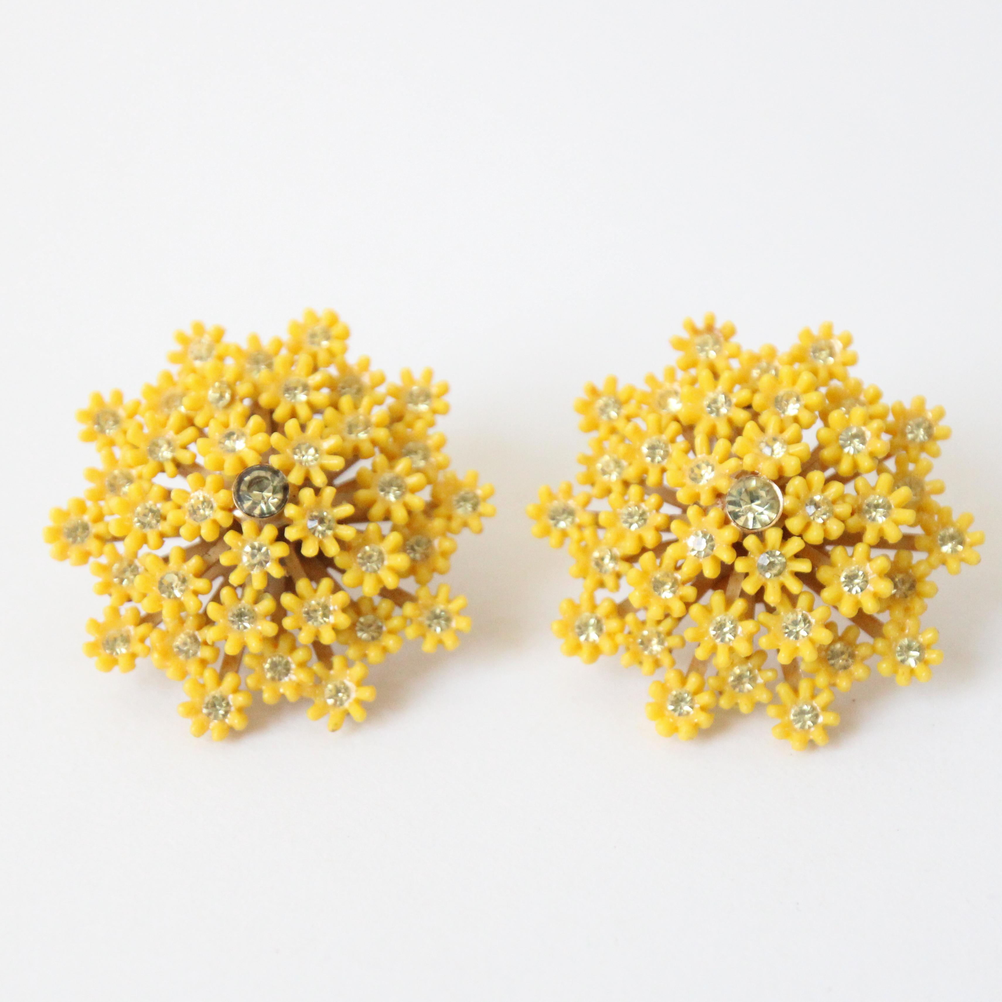 Vintage 1960's Gelbe Gänseblümchen und Strass Clip auf Ohrringe 1960er Schmuck für Damen oder Herren im Angebot