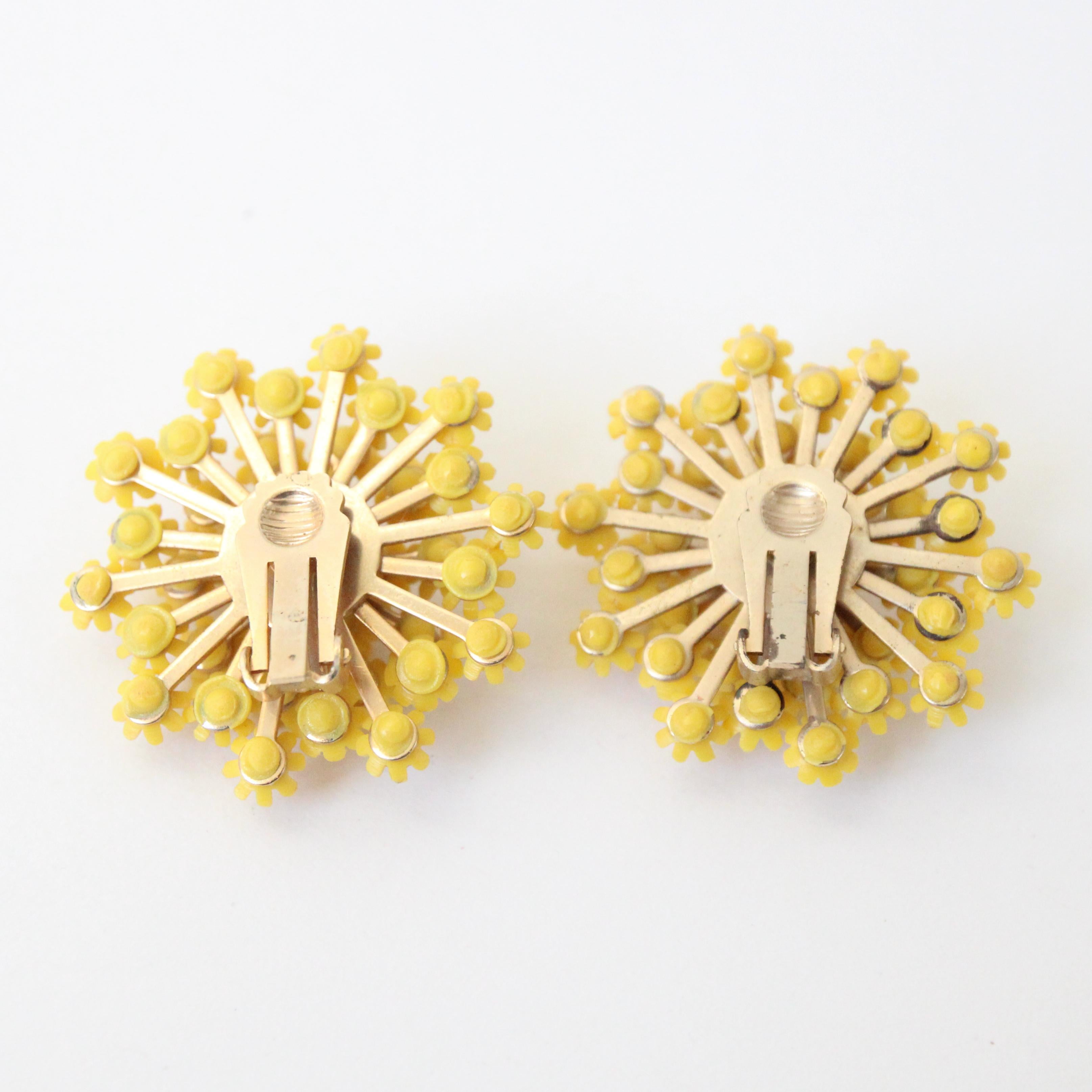 Vintage 1960's Gelbe Gänseblümchen und Strass Clip auf Ohrringe 1960er Schmuck im Angebot 2