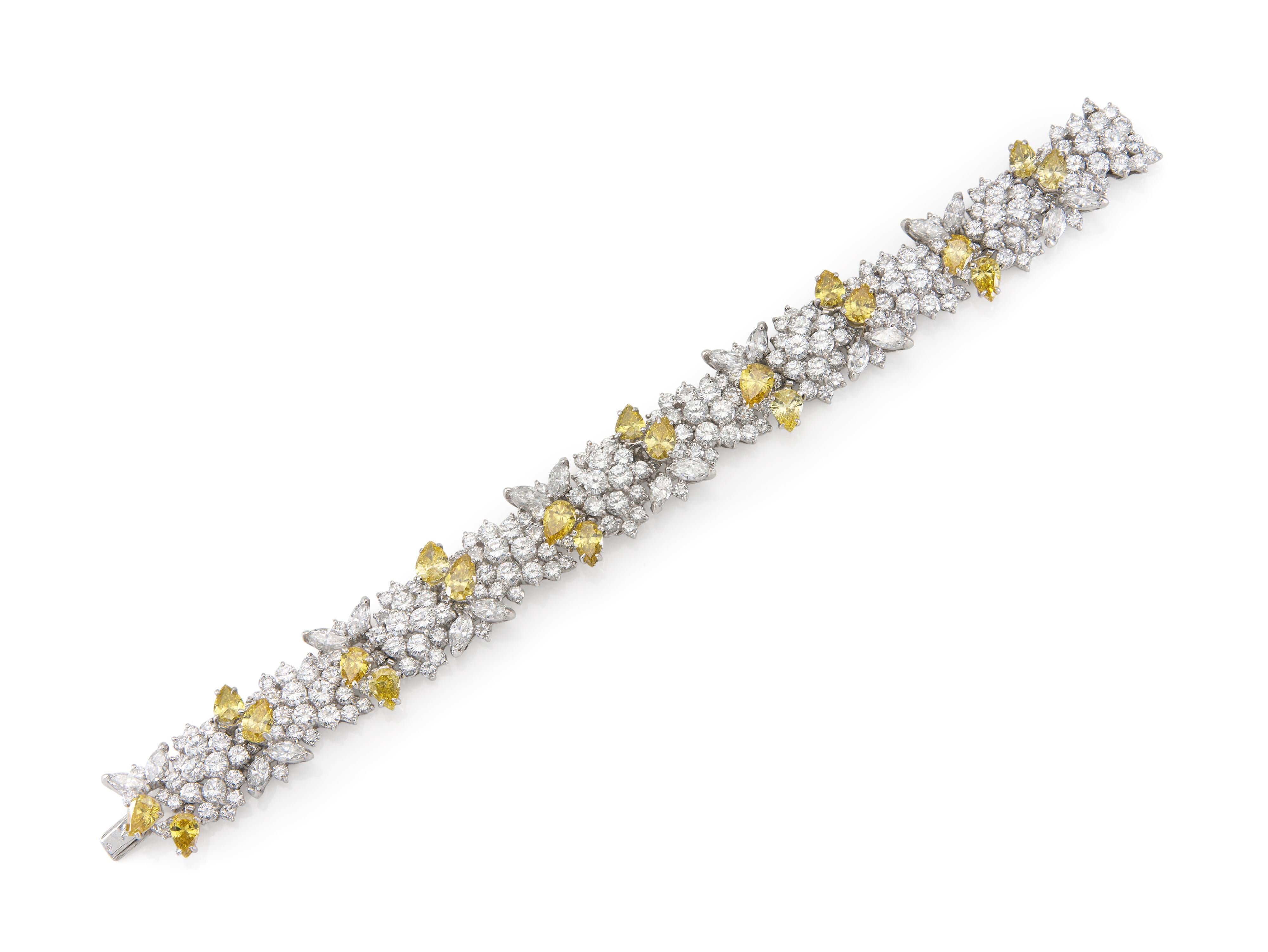 Finemente realizzato in platino, presenta diamanti gialli Fancy trattati a forma di pera per un peso totale di circa 20,00 carati, nonché diamanti bianchi tagliati a Brilliante e Marquise per un peso totale di circa 33,00 carati, colore H+I, purezza