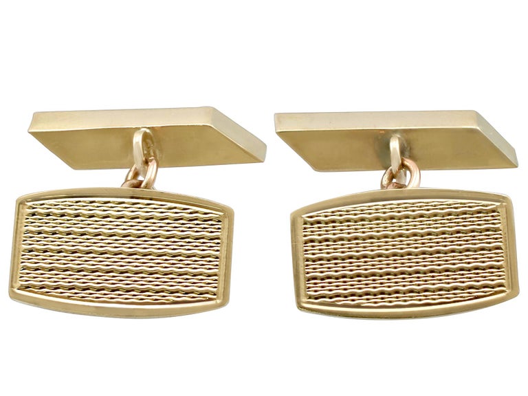 A very good pair of vintage English 9 karat yellow gold cufflinks; part of our men's jewelry and estate jewelry collections.

These vintage cufflinks have been crafted in 9k yellow gold.

The gold cufflinks have a barrel form.

The anterior surface