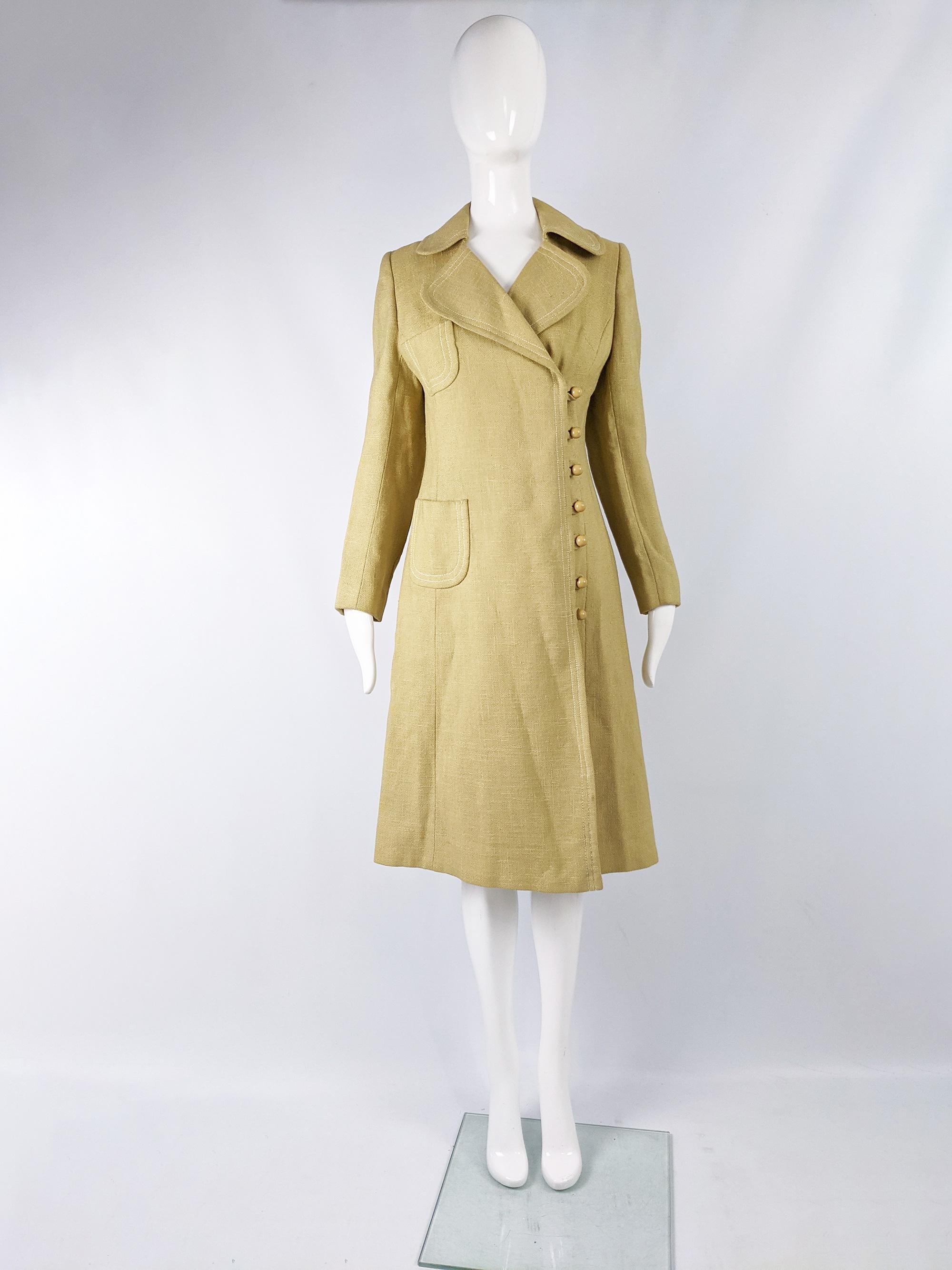 A fabulous vintage womens mod coat from the 60s by quality British designer, Mark Russell. In a thick yellow linen with off centre buttons and white top stitching.

Size: fits roughly like a modern womens UK 10/ US 6/ EU 38. Please check