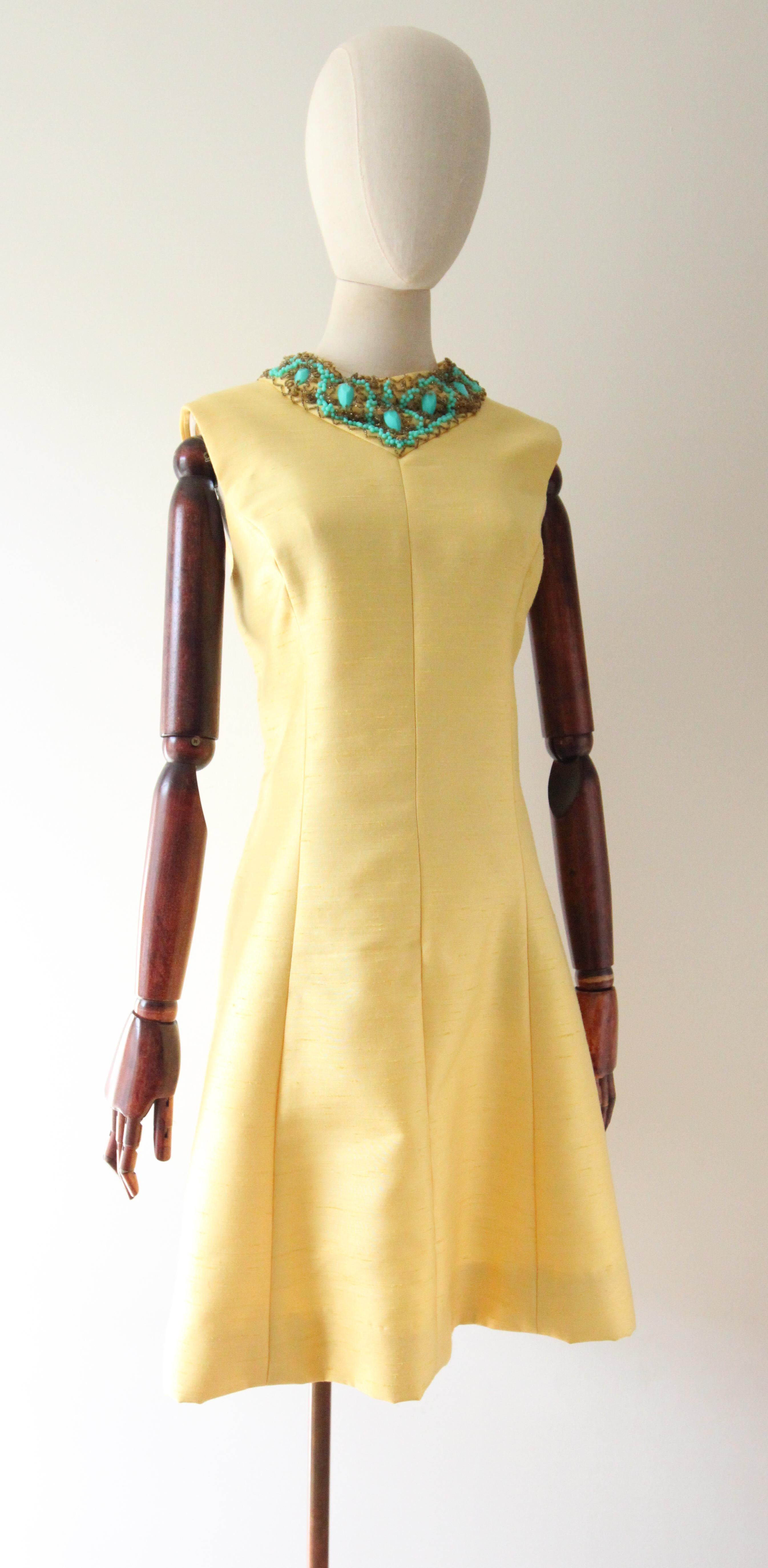 Vestido de cóctel de seda shantung amarillo vintage de los años 60 Vestido de cuentas turquesa UK 14 en Bueno estado para la venta en Cheltenham, GB