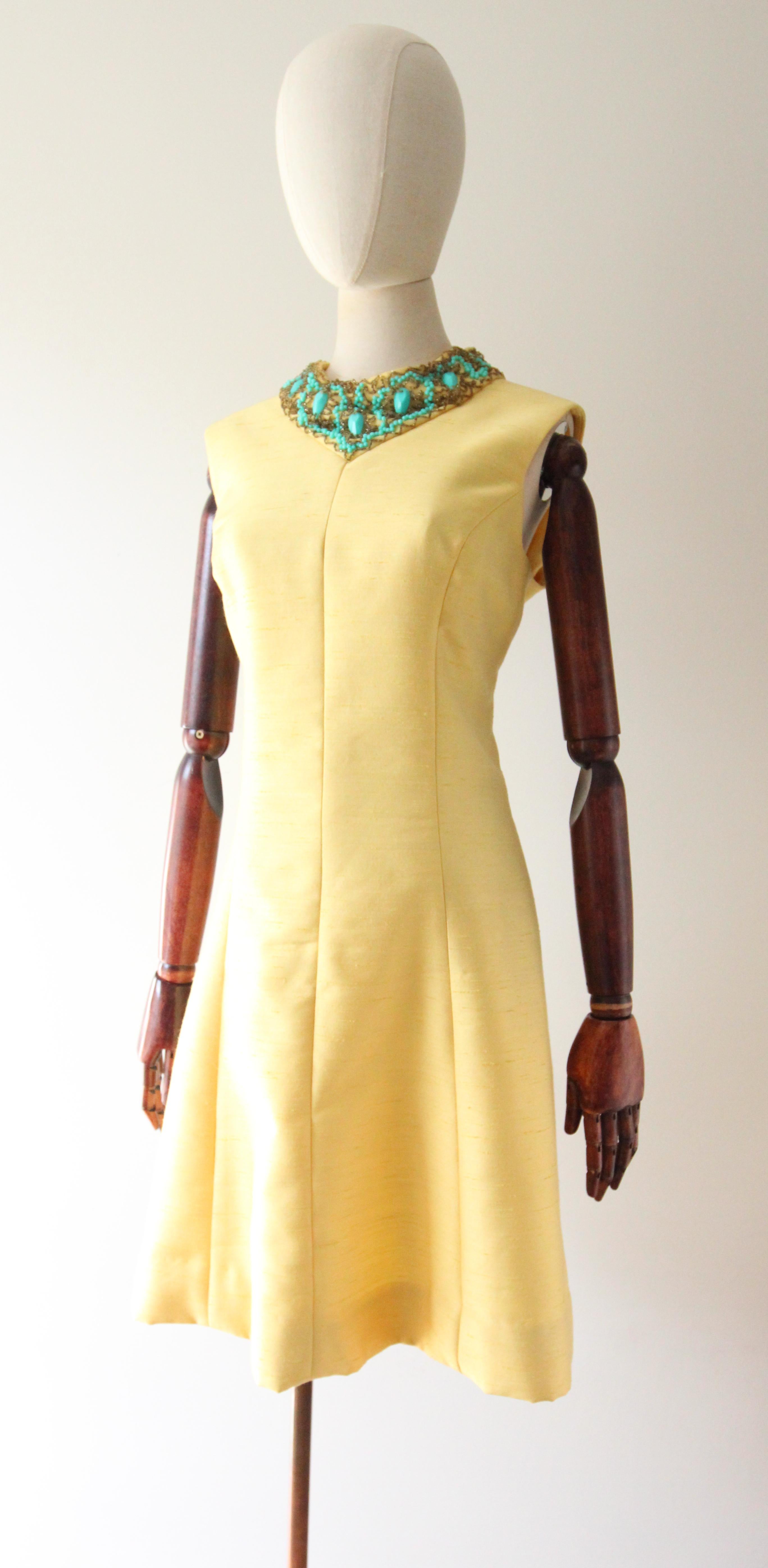 De las mujeres Vestido de cóctel de seda shantung amarillo vintage de los años 60 Vestido de cuentas turquesa UK 14 en venta
