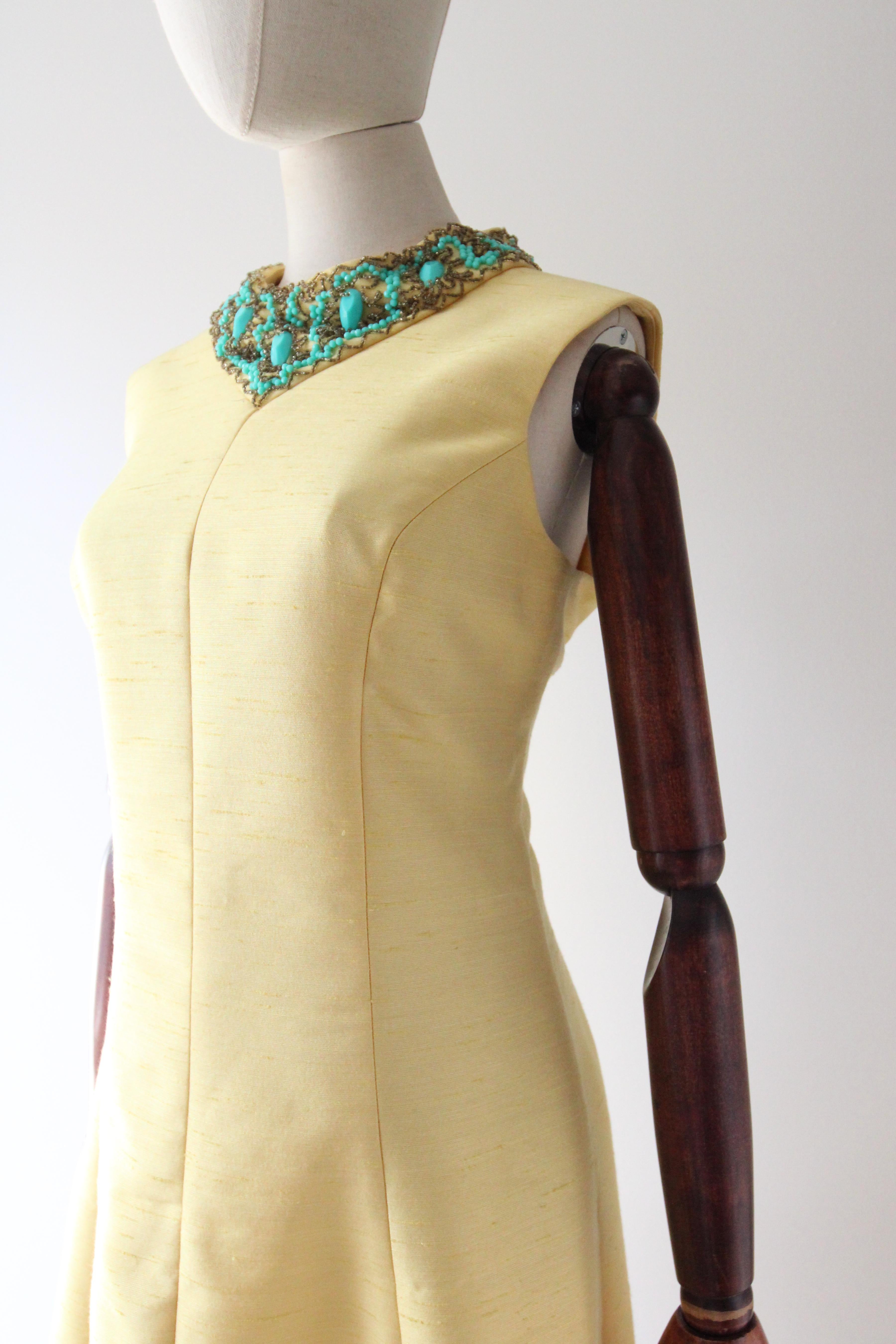 Vestido de cóctel de seda shantung amarillo vintage de los años 60 Vestido de cuentas turquesa UK 14 en venta 1