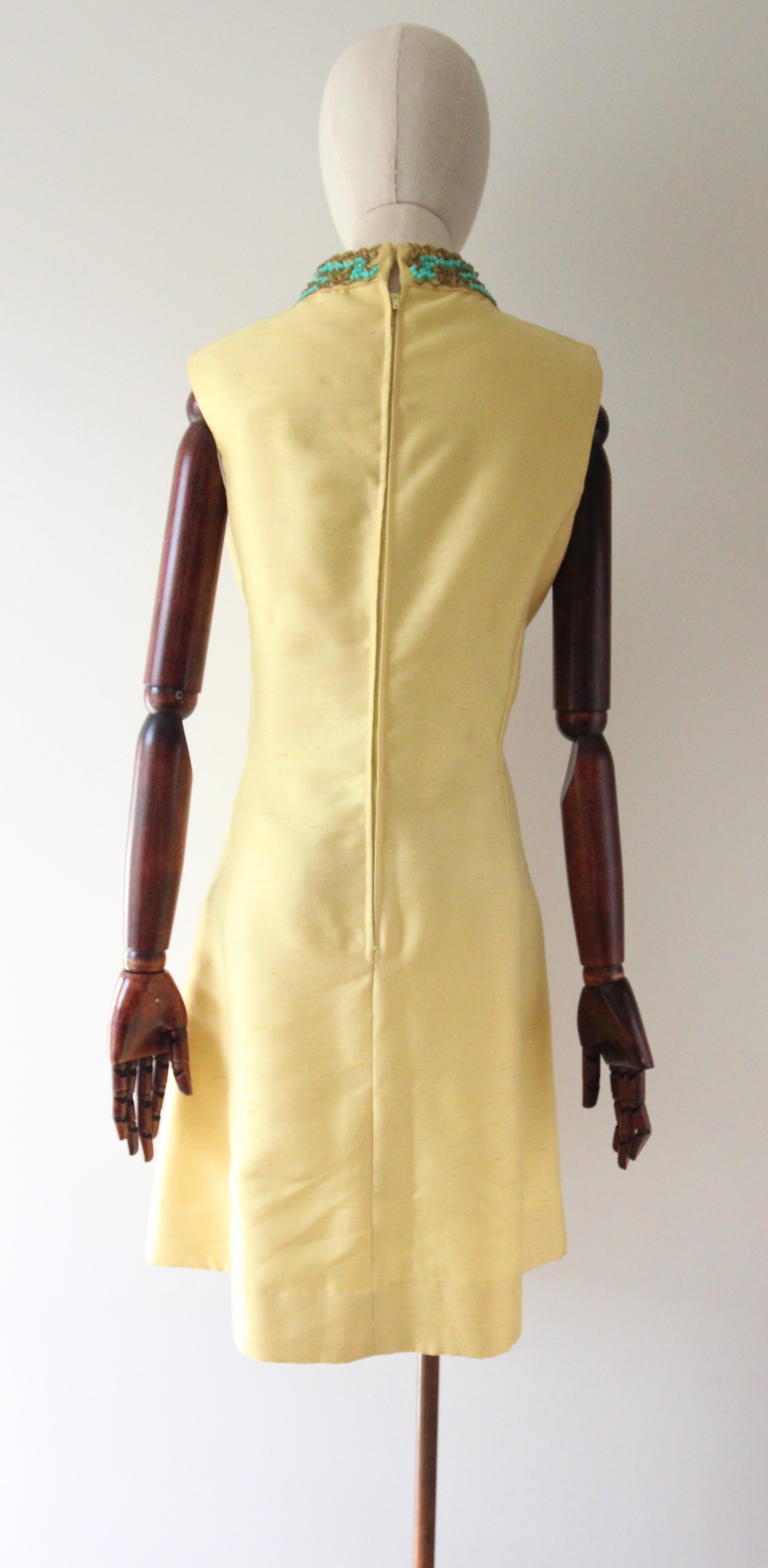 Vestido de cóctel de seda shantung amarillo vintage de los años 60 Vestido de cuentas turquesa UK 14 en venta 2