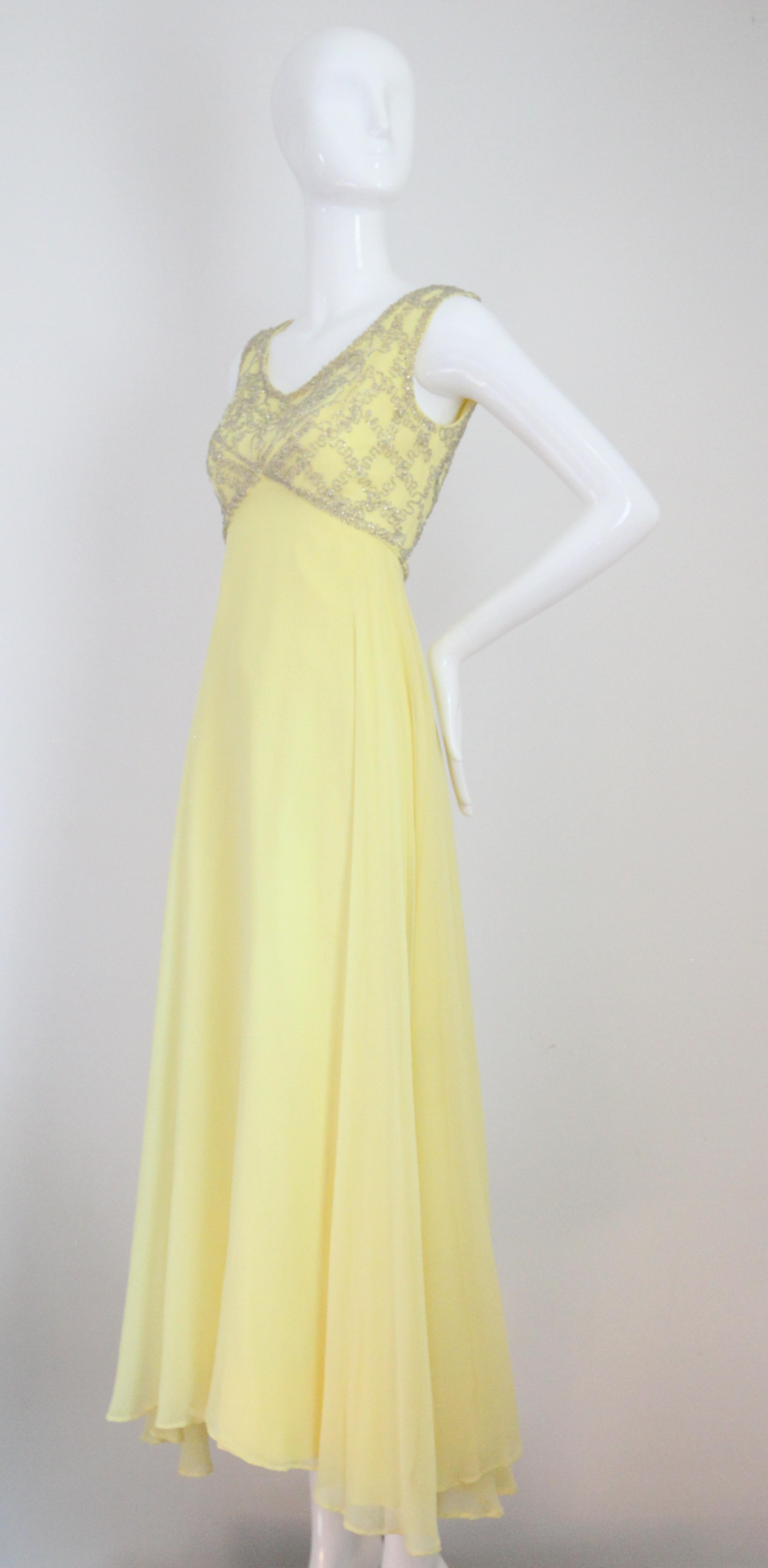 Vestido de noche vintage de gasa de seda amarilla de los años 60 Mike Benet UK 8 US 4 en venta 1