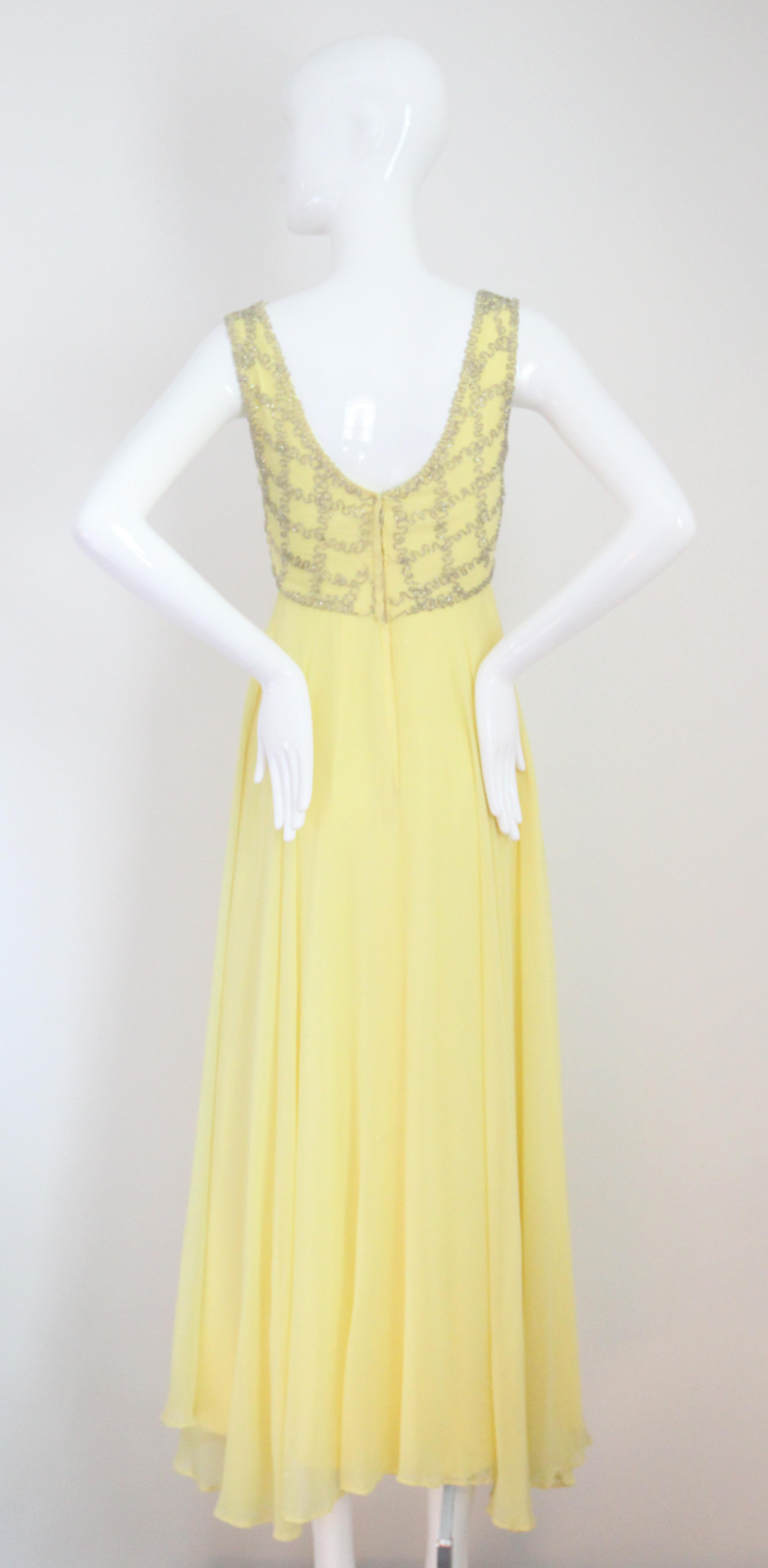 Vestido de noche vintage de gasa de seda amarilla de los años 60 Mike Benet UK 8 US 4 en venta 4