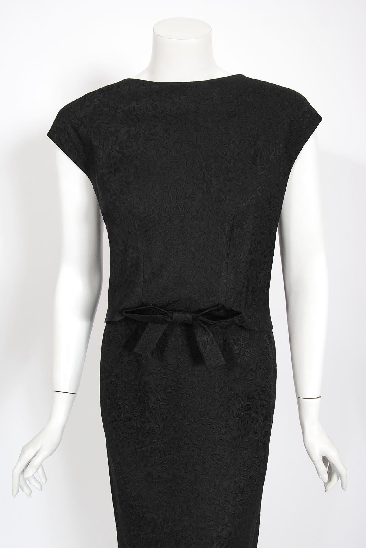 Magnifique robe de cocktail en soie noire texturée Eisa de Balenciaga:: issue de sa collection haute couture de 1961. Cristobal Balenciaga a commencé à travailler dans le domaine de la mode à un très jeune âge. La légende veut que la Marquise de
