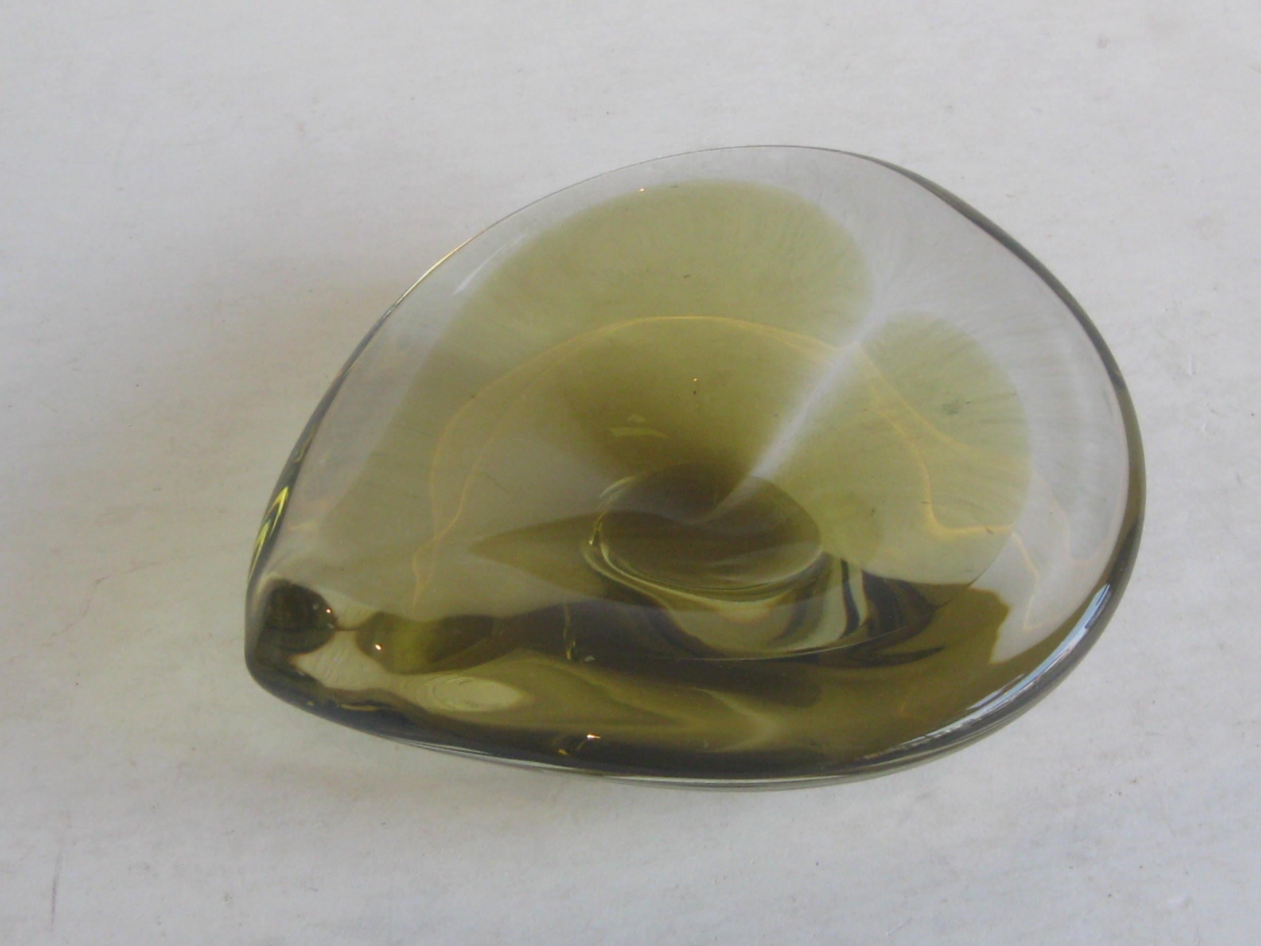 Vintage 1962 Jaakko Niemi for Nuutajarvi Finnish Art Glass Freeform Bowl Finland In Good Condition For Sale In San Diego, CA