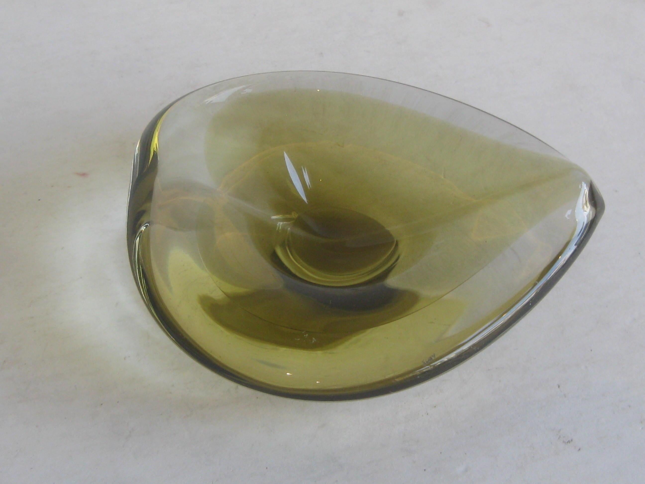 Vintage 1962 Jaakko Niemi for Nuutajarvi Finnish Art Glass Freeform Bowl Finland For Sale 1