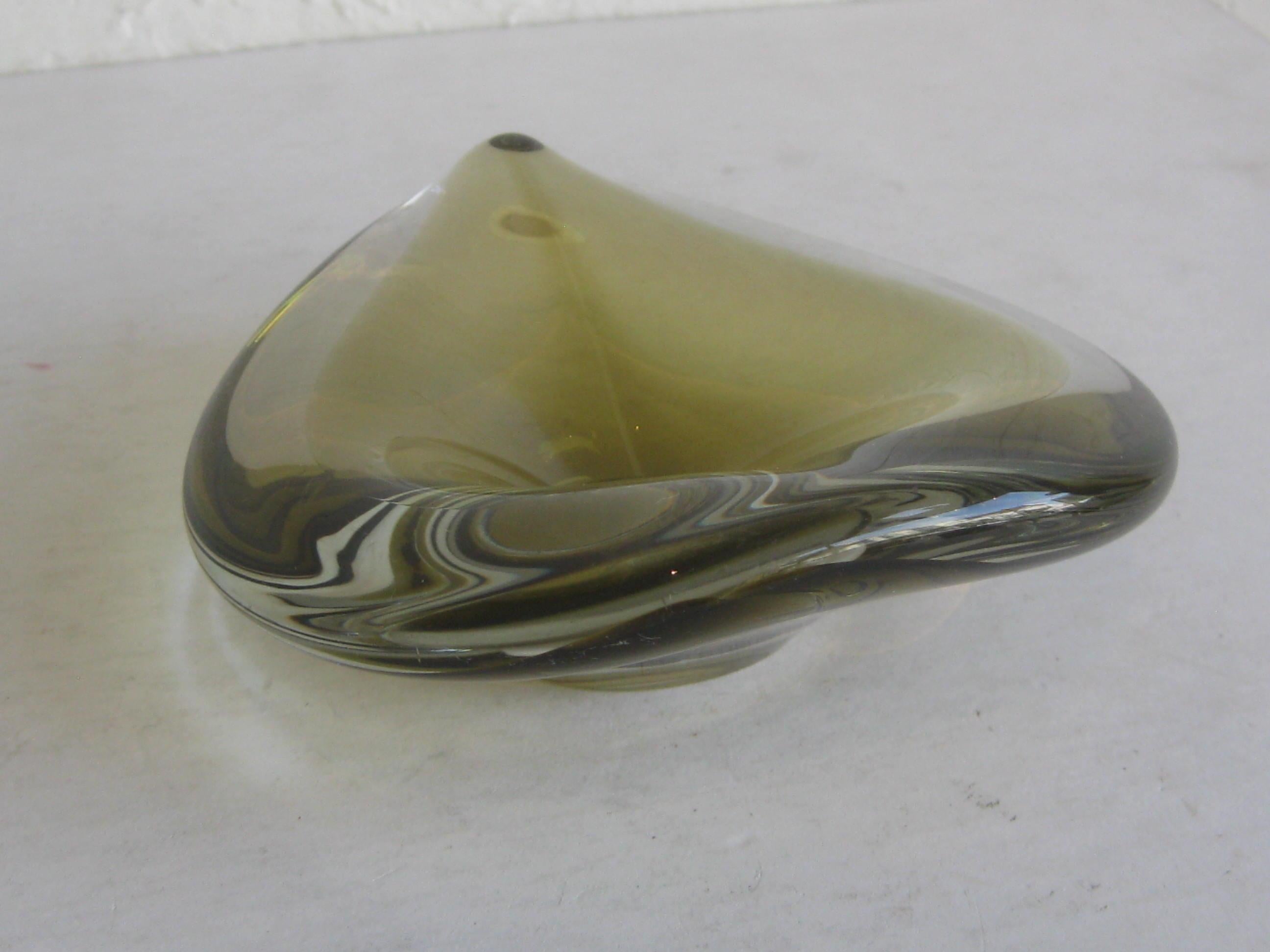 Vintage 1962 Jaakko Niemi for Nuutajarvi Finnish Art Glass Freeform Bowl Finland For Sale 3