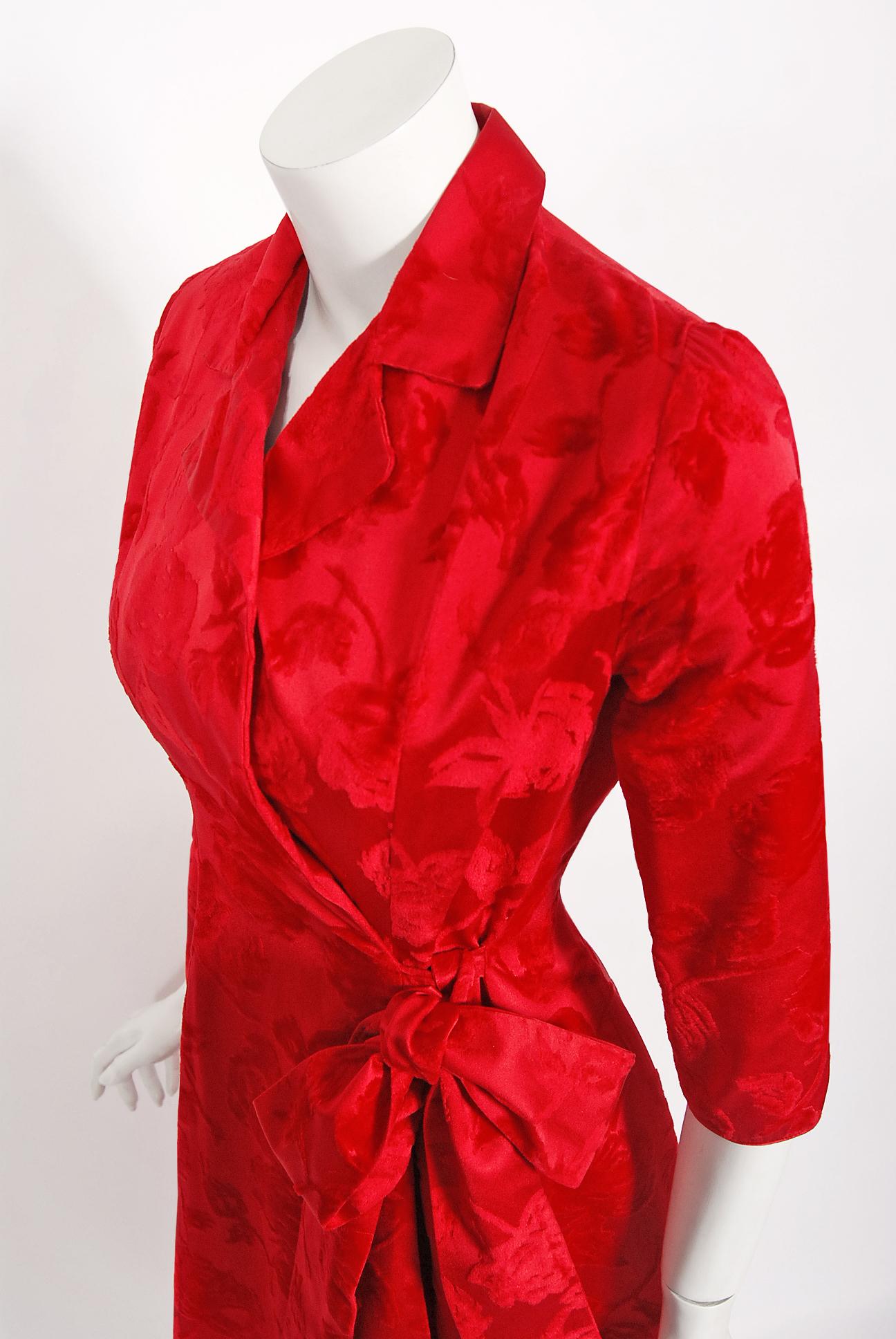 Rouge Juel Park of Beverly Hills Couture - Robe de soirée en satin avec roses rouges, années 1960 en vente