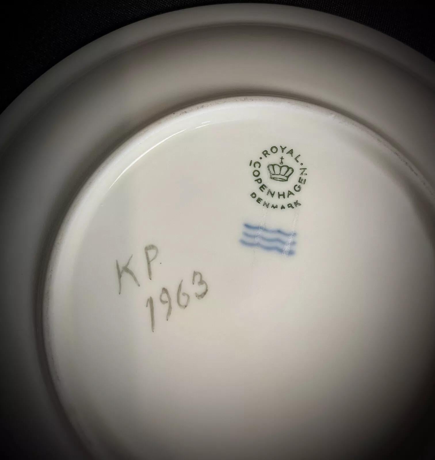 Dieser Porzellanteller von Royal Copenhagen aus dem Jahr 1963, signiert vom Künstler 
