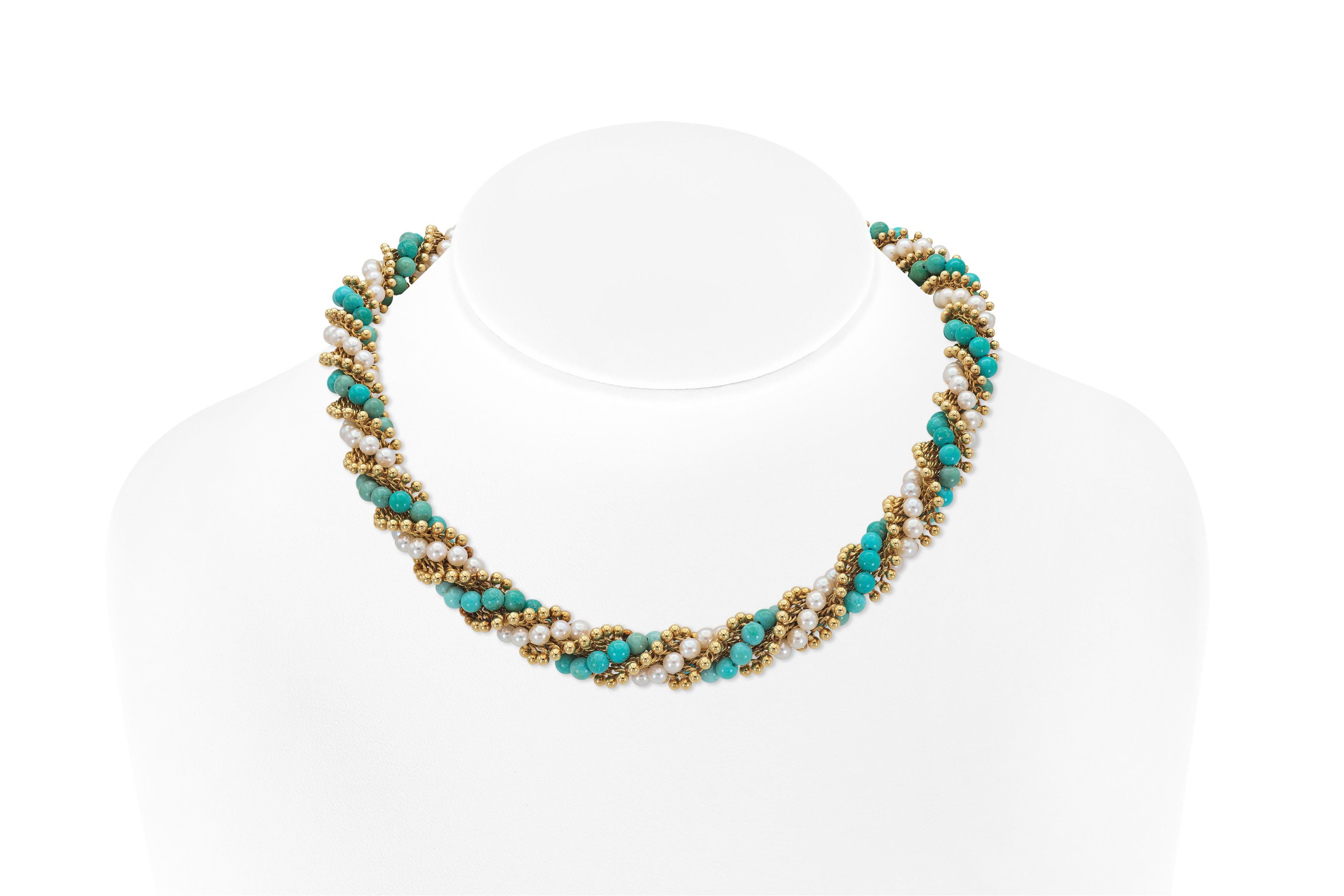 Finley realizzato in oro giallo 18 carati con perle di turchese e perle coltivate.
Firmato da Van Cleef & Arpels.
Circa 1963
La collana misura 18 pollici di lunghezza.
Il bracciale misura 7 3/4 pollici.
Gli orecchini misurano 3/4 x 6/8