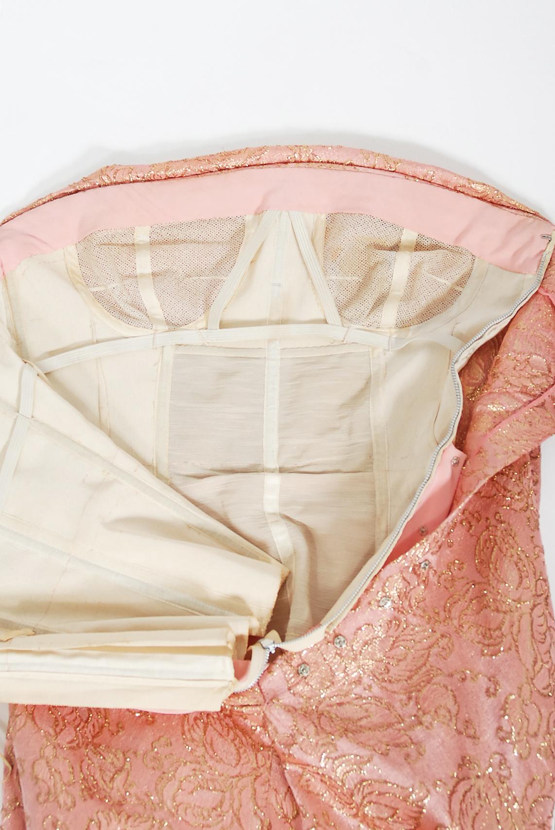 1965 Balenciaga Haute Couture - Vestito di seta con perline rosa metallizzato e oro, conservato nel museo in vendita 3