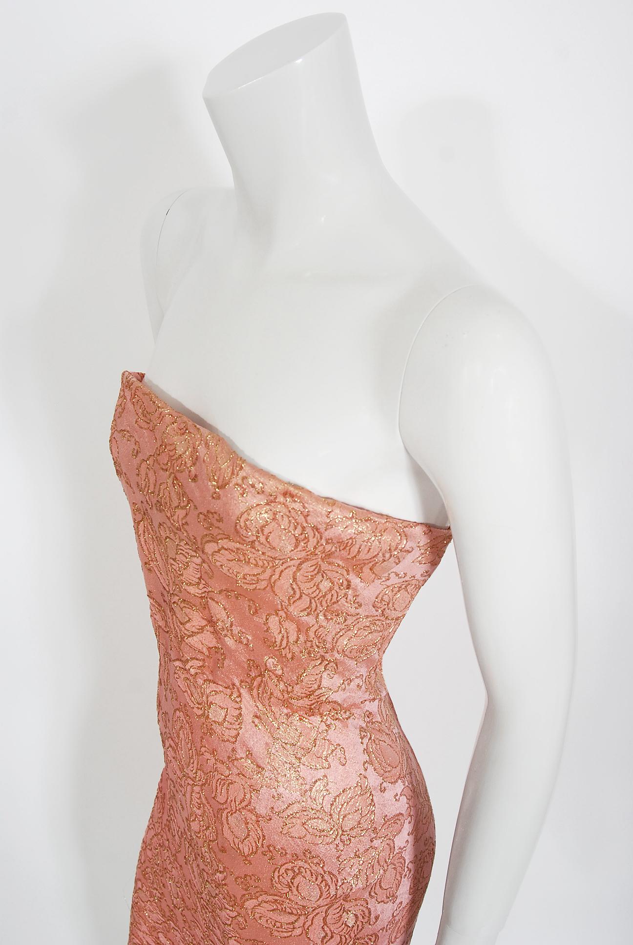 Beige Balenciaga Haute Couture - Robe en soie rose métallisée perlée ornée d'un œil de musée, 1965 en vente