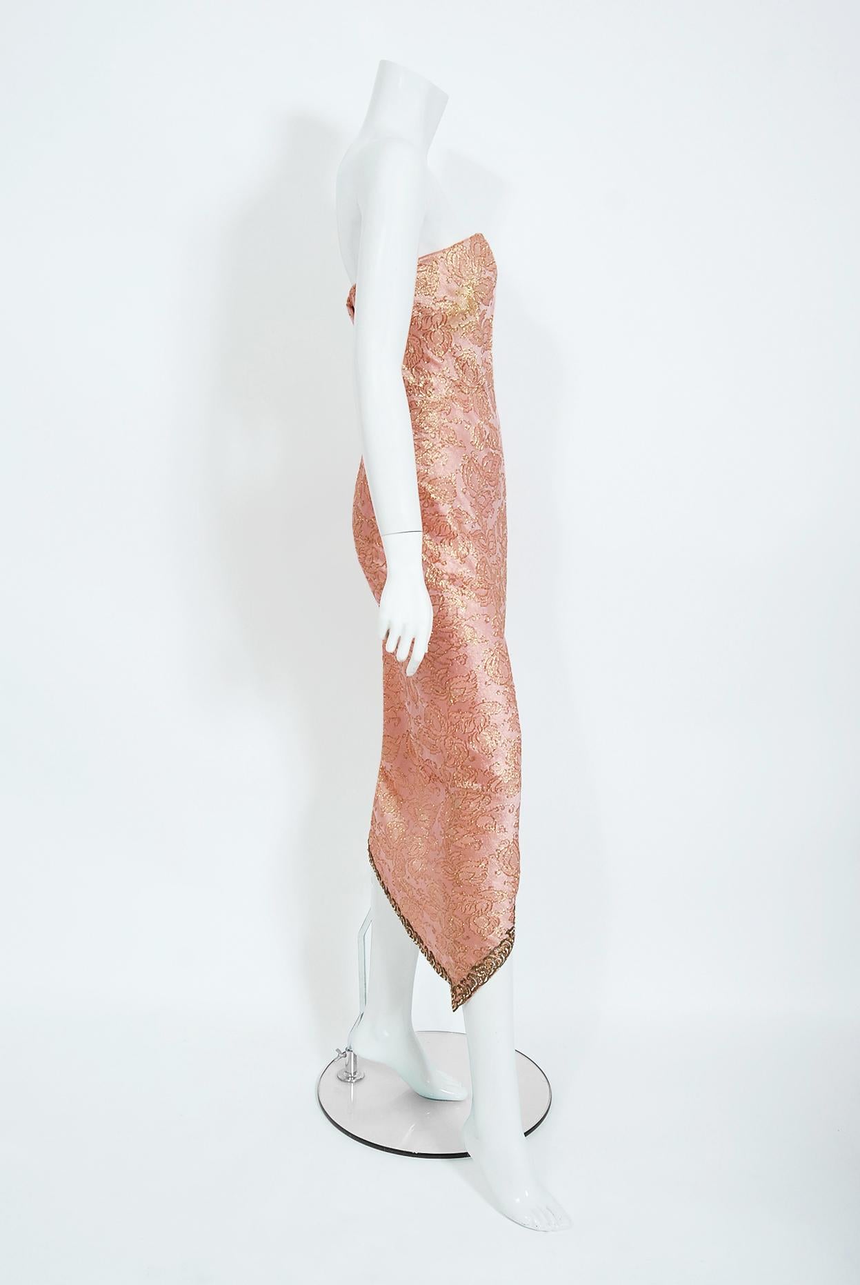 1965 Balenciaga Haute Couture Museum-Held Metallic Rosa Gold Perlenbesetztes Seidenkleid Damen im Angebot