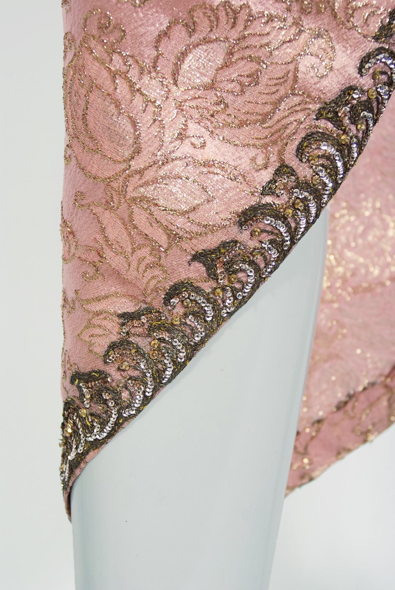 1965 Balenciaga Haute Couture Museum-Held Metallic Rosa Gold Perlenbesetztes Seidenkleid im Angebot 2