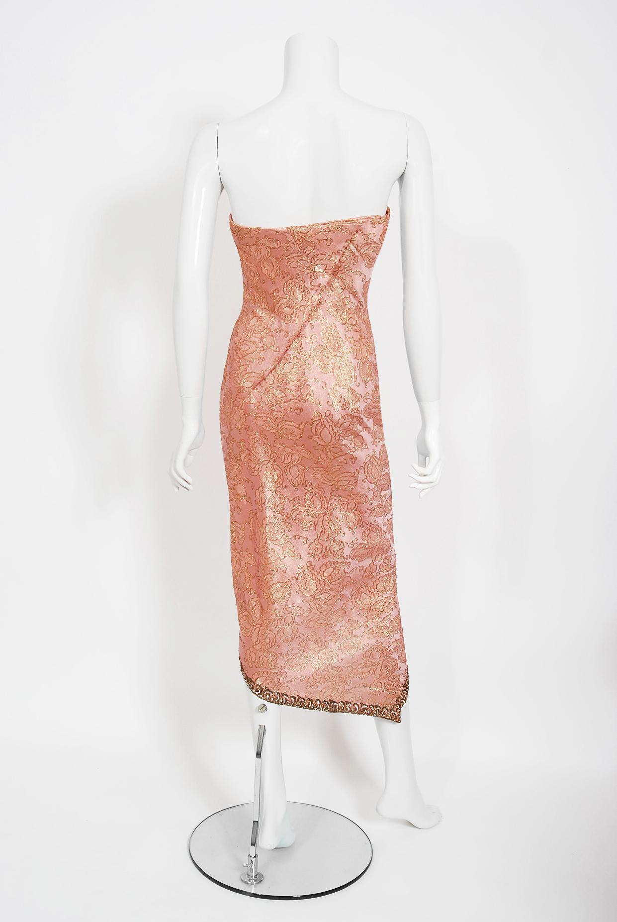 1965 Balenciaga Haute Couture Museum-Held Metallic Rosa Gold Perlenbesetztes Seidenkleid im Angebot 3
