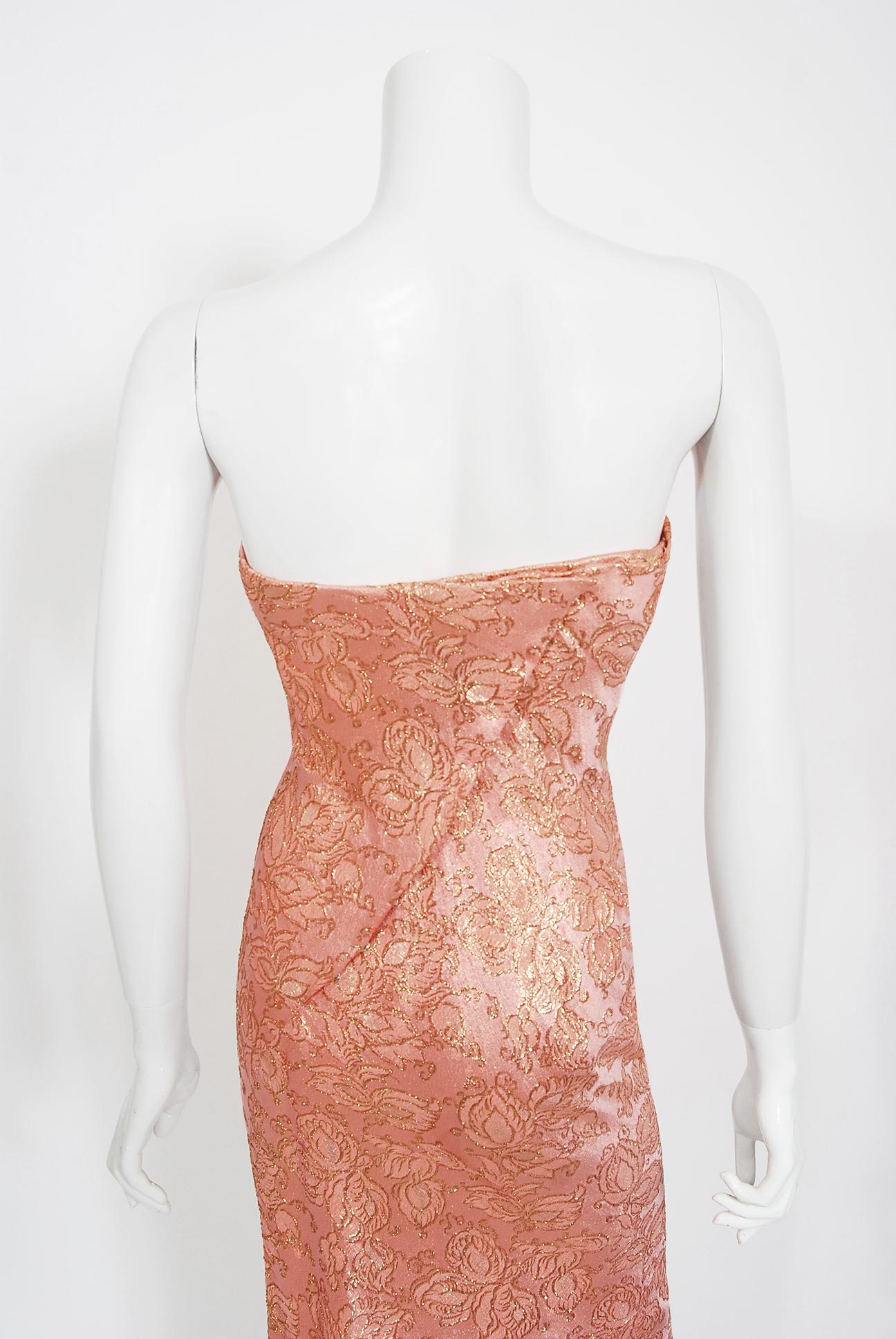 1965 Balenciaga Haute Couture Museum-Held Metallic Rosa Gold Perlenbesetztes Seidenkleid im Angebot 4
