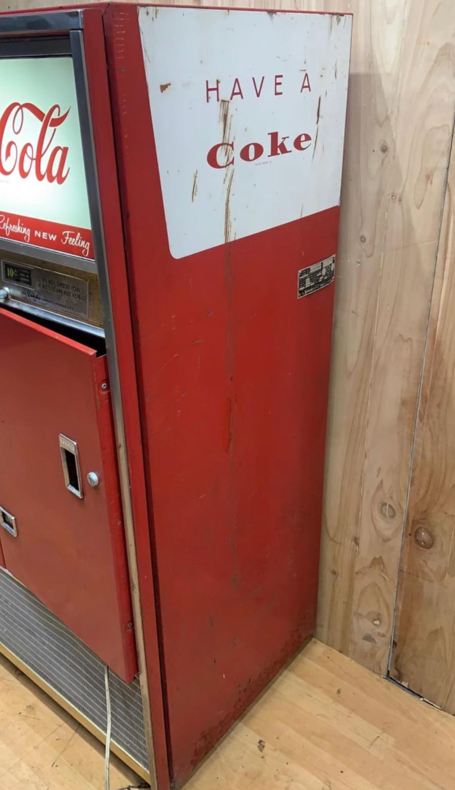 Vintage 1965 Coca-Cola Vending Machine In Good Condition In Chicago, IL