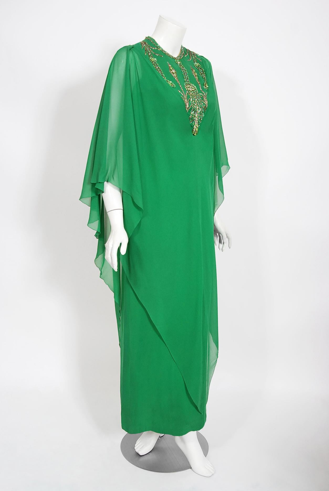 Bleu Pierre Cardin - Robe caftan haute couture vintage en mousseline de soie verte perlée, 1965 en vente