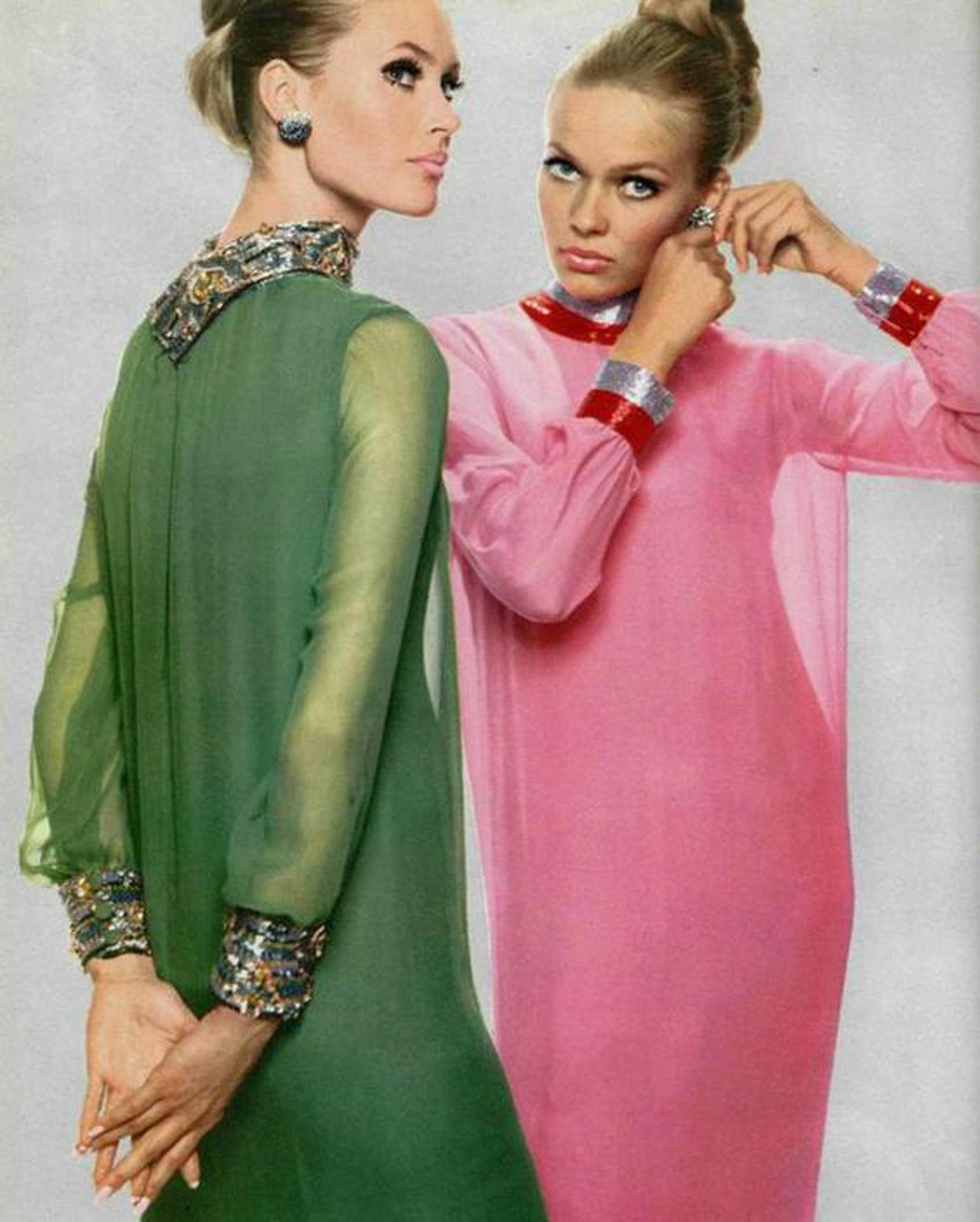 Spectaculaire robe de haute couture Pierre Cardin en mousseline de soie, dans la plus jolie couleur vert émeraude, datant de leur collection de 1965. En 1951, Cardin a ouvert sa propre maison de couture et, en 1957, il a lancé une ligne de