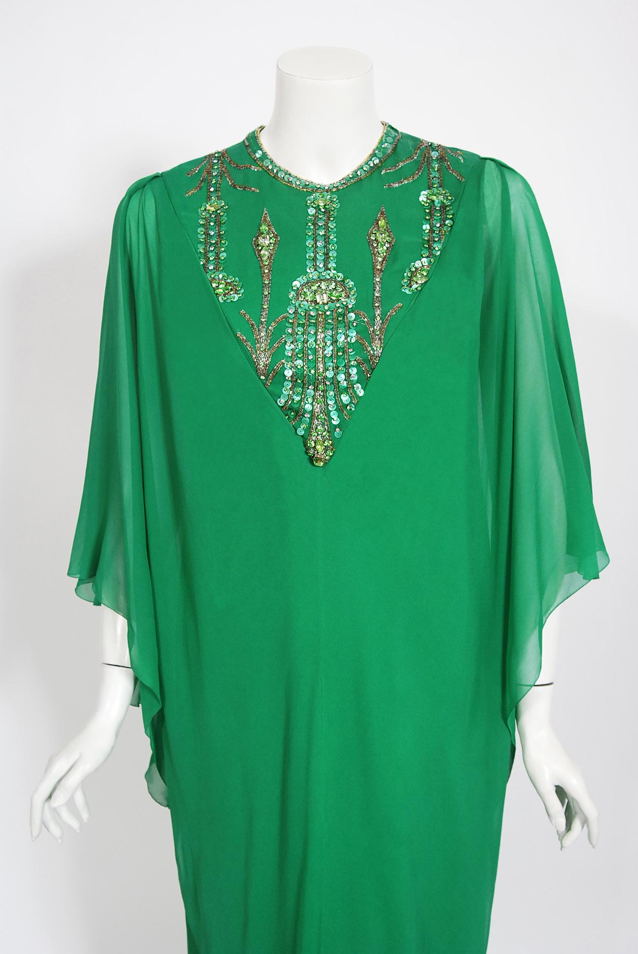 Pierre Cardin - Robe caftan haute couture vintage en mousseline de soie verte perlée, 1965 Bon état - En vente à Beverly Hills, CA