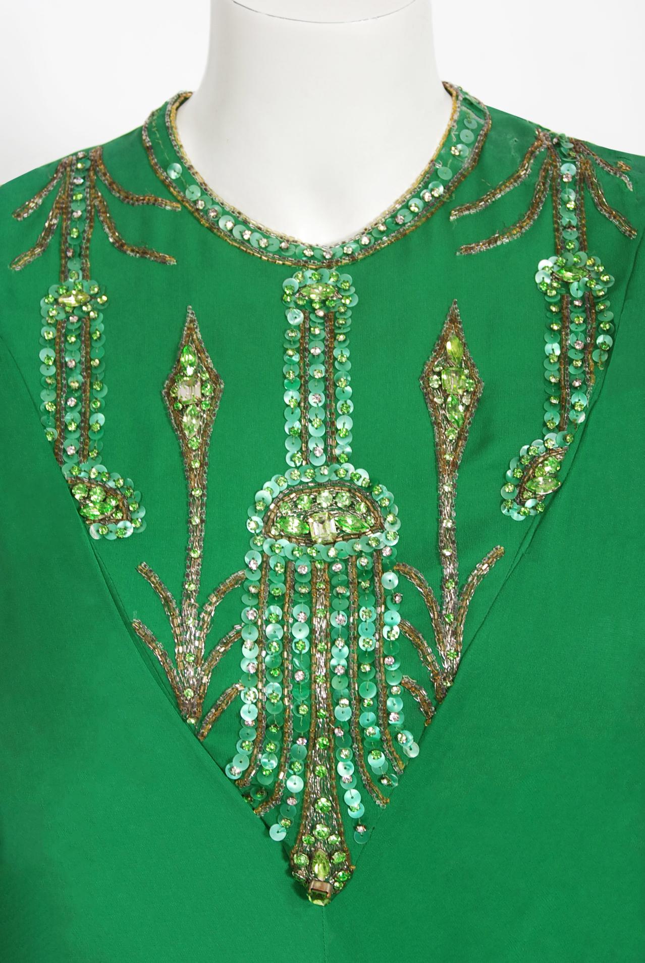 Pierre Cardin - Robe caftan haute couture vintage en mousseline de soie verte perlée, 1965 Pour femmes en vente