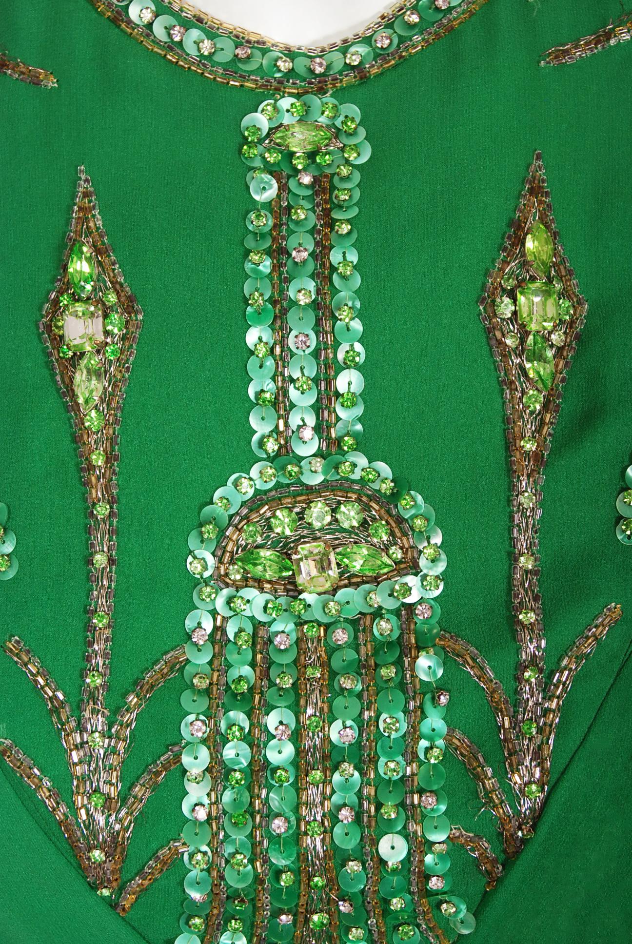 Pierre Cardin - Robe caftan haute couture vintage en mousseline de soie verte perlée, 1965 en vente 1