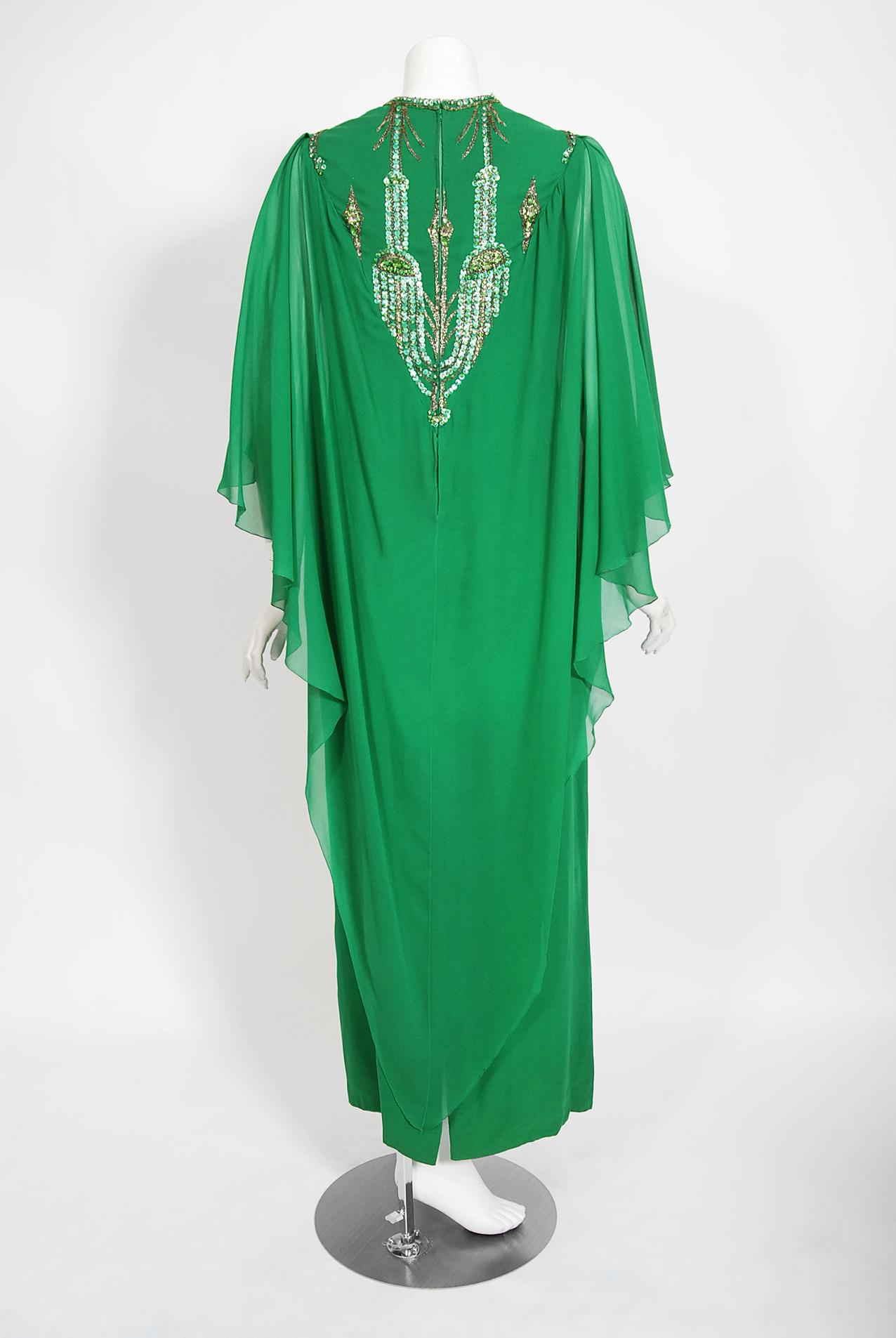 1965 Pierre Cardin Alta Costura Vestido caftán drapeado de gasa de seda verde con cuentas en venta 2