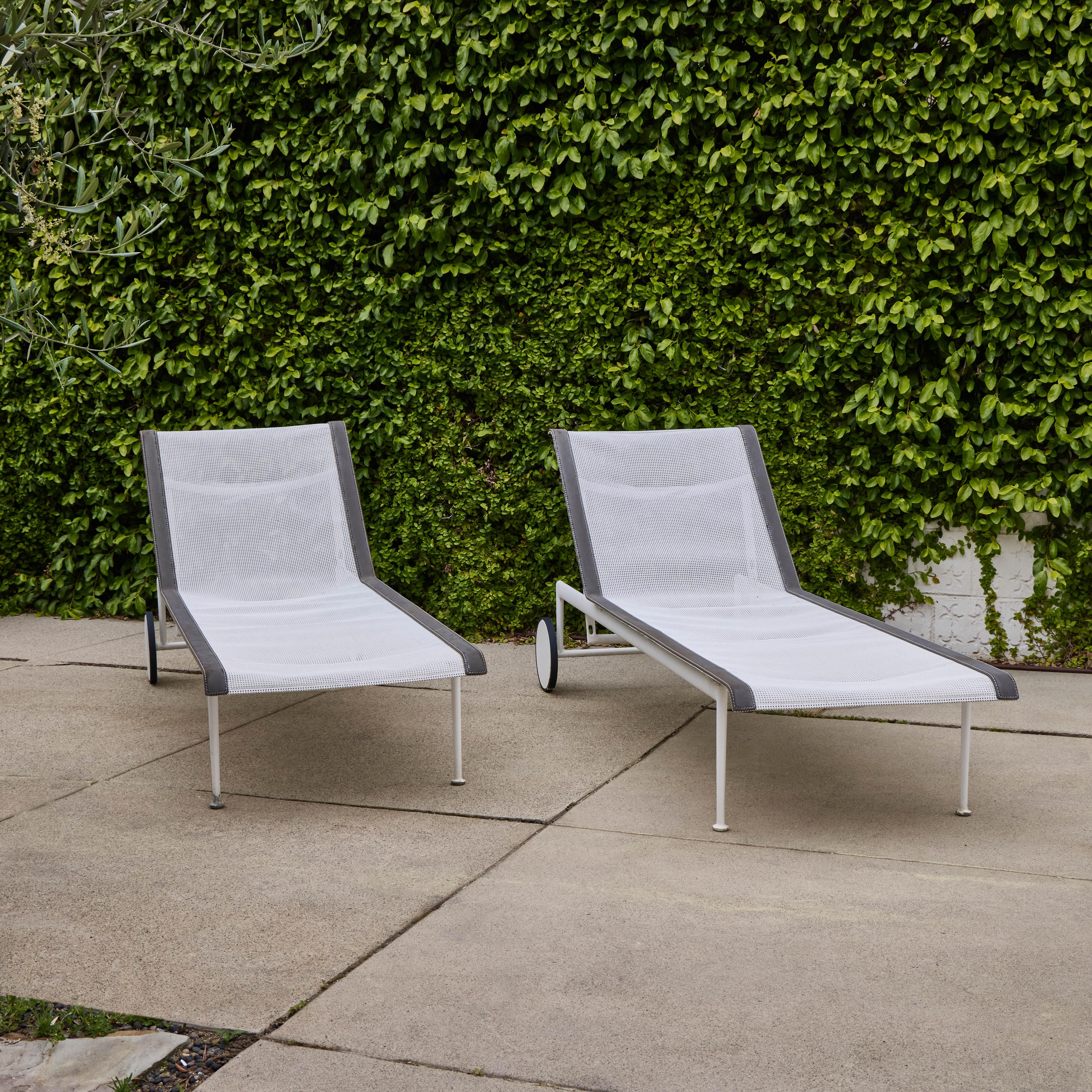 Vintage 1966 Richard Schultz Chaise longue réglable pour Knoll.


Exécuté en aluminium émaillé et en maille avec le cachet du fabricant Knoll sur le dessous de la chaise.  À la recherche de meubles capables de résister à l'environnement salin de sa