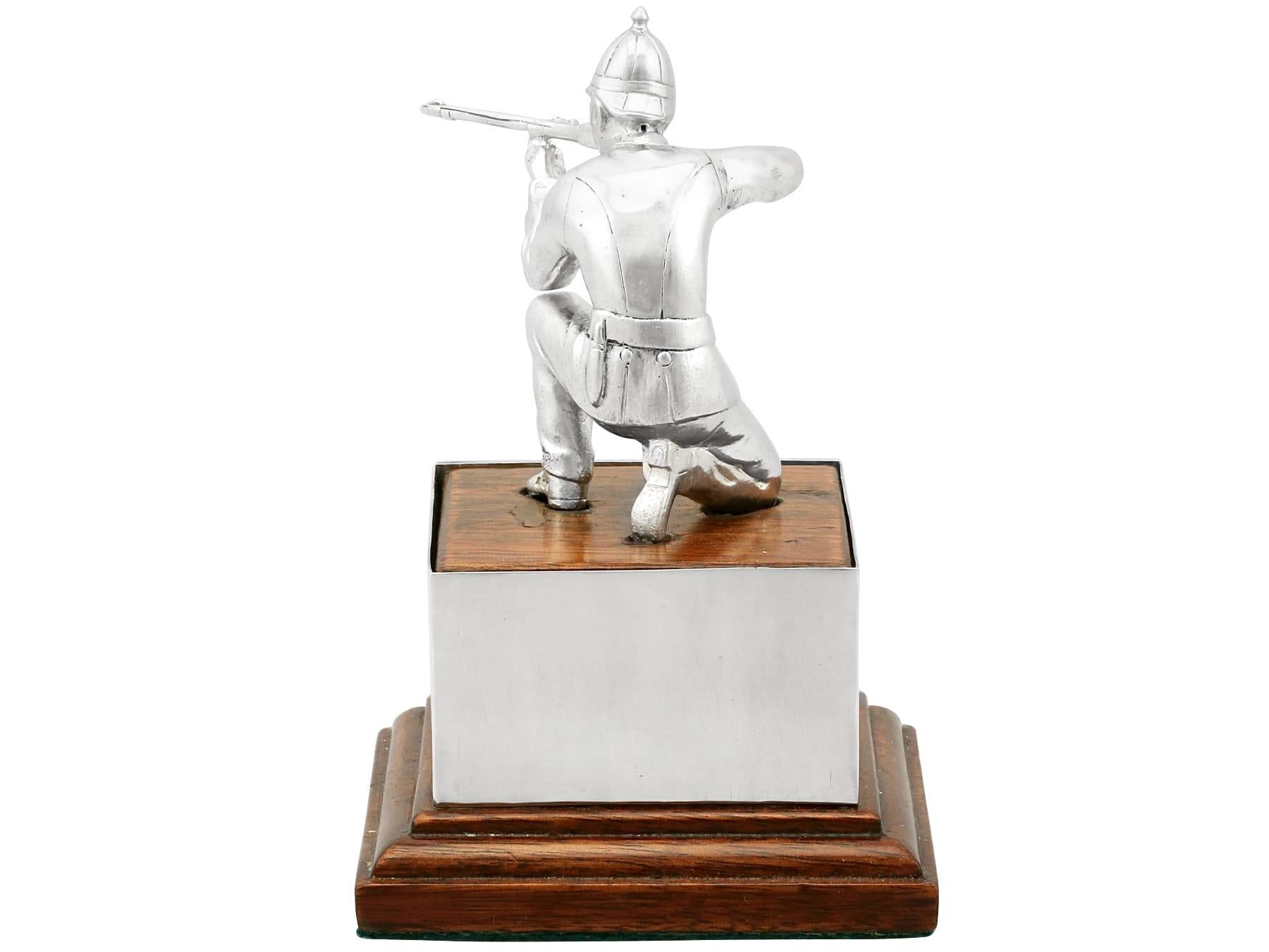 Autre Trophée de présentation de soldat vintage Elizabeth II en argent sterling, 1966 en vente