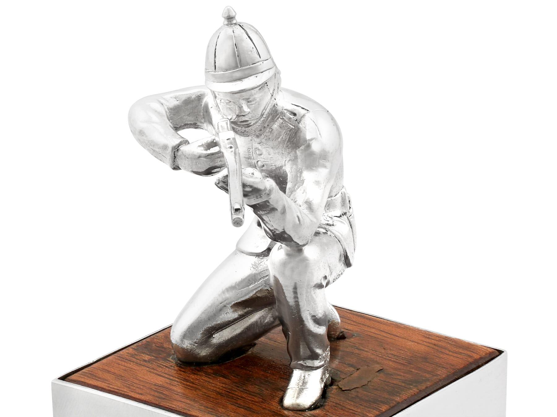 Vintage 1966 Sterling Silver Soldier Presentation Trophy In Excellent Condition For Sale In Jesmond, Newcastle Upon Tyne