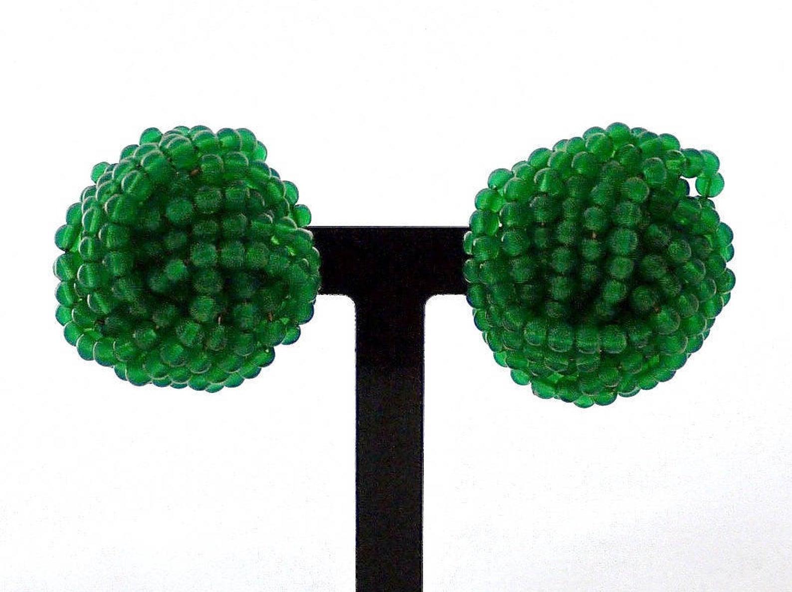 Vintage 1967 CHRISTIAN DIOR Knotted Emerald Glass Beads Earrings In Good Condition For Sale In Kingersheim, Alsace