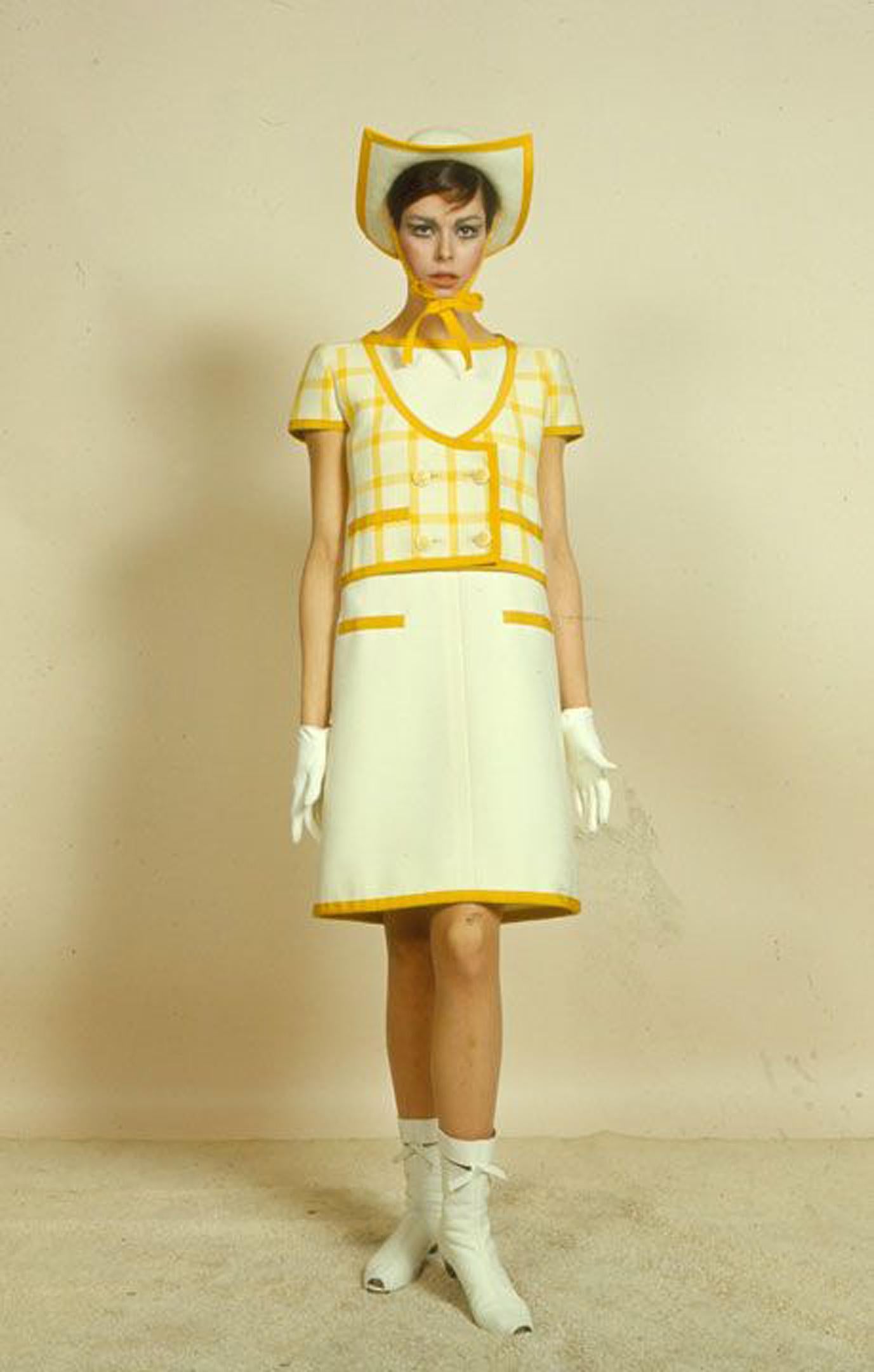 Vintage 1967 Courreges Couture Gelb Weiß Kariert Wolle Belted Jacke & Rock (Orange) im Angebot