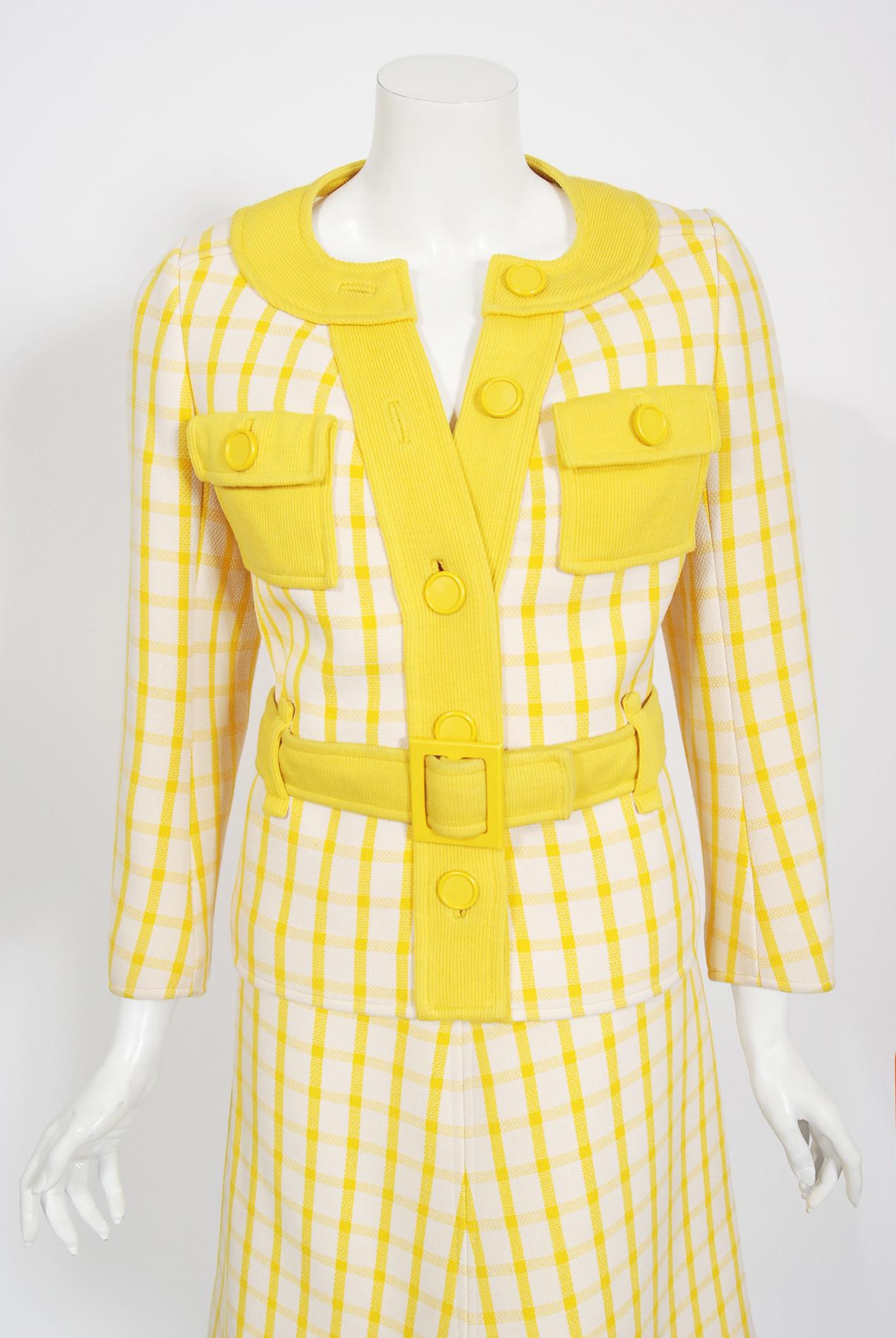 Vintage 1967 Courreges Couture Gelb Weiß Kariert Wolle Belted Jacke & Rock im Zustand „Gut“ im Angebot in Beverly Hills, CA